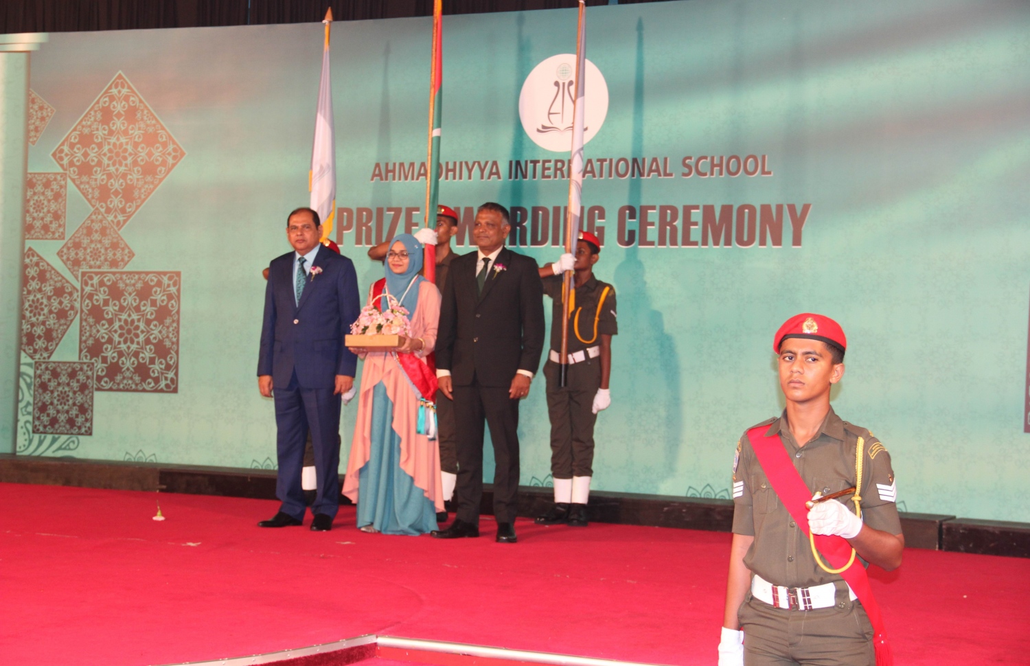 މާލެ: އޮކްޓޯބަރު 20، 2019: މެއި/ޖޫން މަހު އިމްތިހާނު ހެދި ދަރިވަރުންގެ ތެރެއިން އެއްވަނަ ހޯދި ސާރާ ފޮޓޯއަކަށް ހުއްޓިލައިގެން.-- ފޮޓޯ: އަހުމަދިއްޔާ އިންޓަނޭޝަނަލް ސްކޫލު