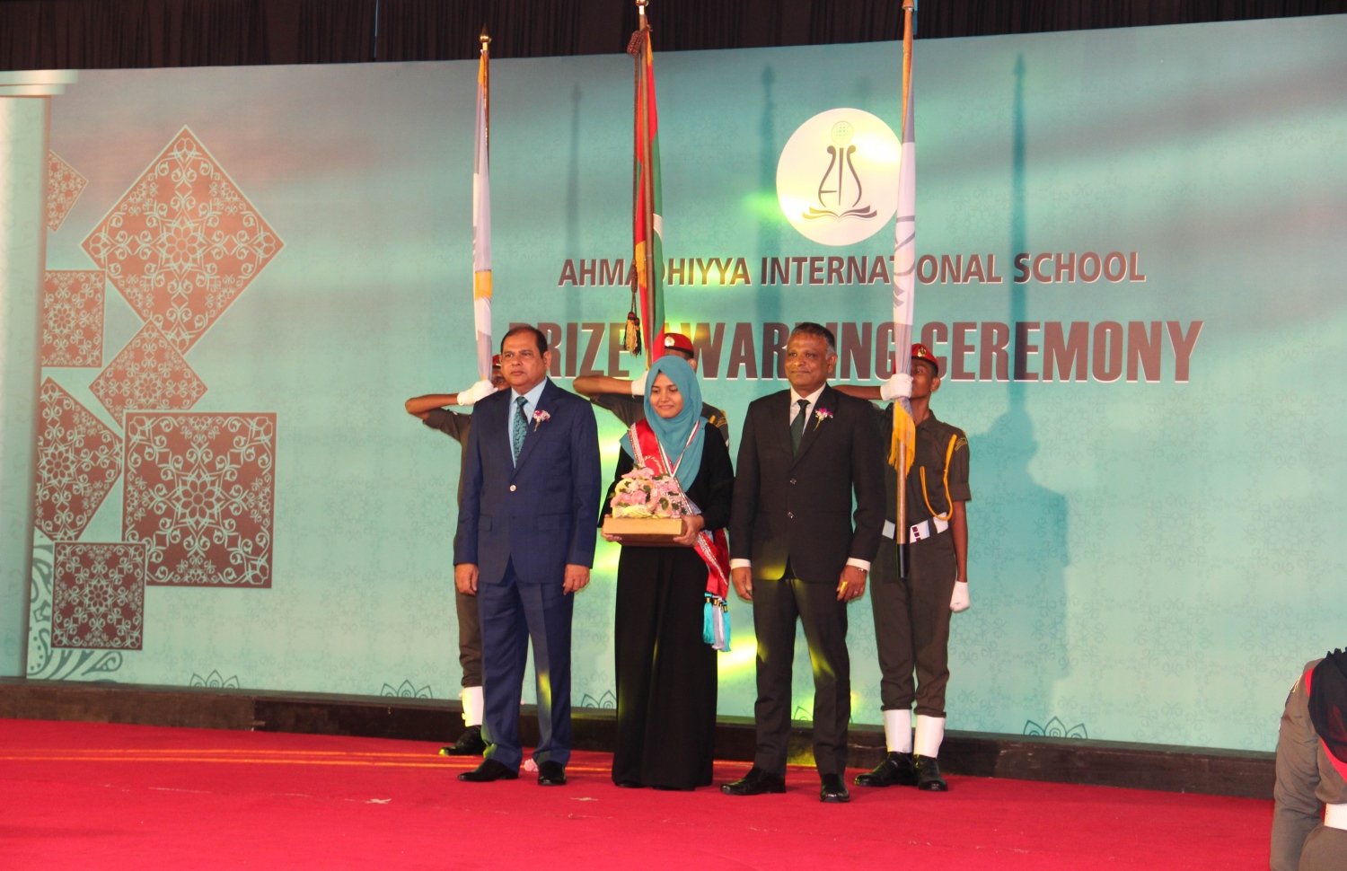 މާލެ: އޮކްޓޯބަރު 20، 2019: މިދިޔަ އަހަރު އޮކްޓޫބަރު/ނޮވެމްބަރު އިމްތިހާނު ހެދި ދަރިވަރުންގެ ތެރެއިން އެއް ވަނަ ހޯދި ސަރާ، ޑރ. އިބްރާހިމް ހަސަން (ވ) އަދި އެ ސްކޫލުގެ ޕްރިންސިޕަލް ރަޝީދާއެކު ފޮޓޯއަކަށް ހުއްޓިލައިގެން-- ފޮޓޯ: އަހުމަދިއްޔާ އިންޓަނޭޝަނަލް ސްކޫލު