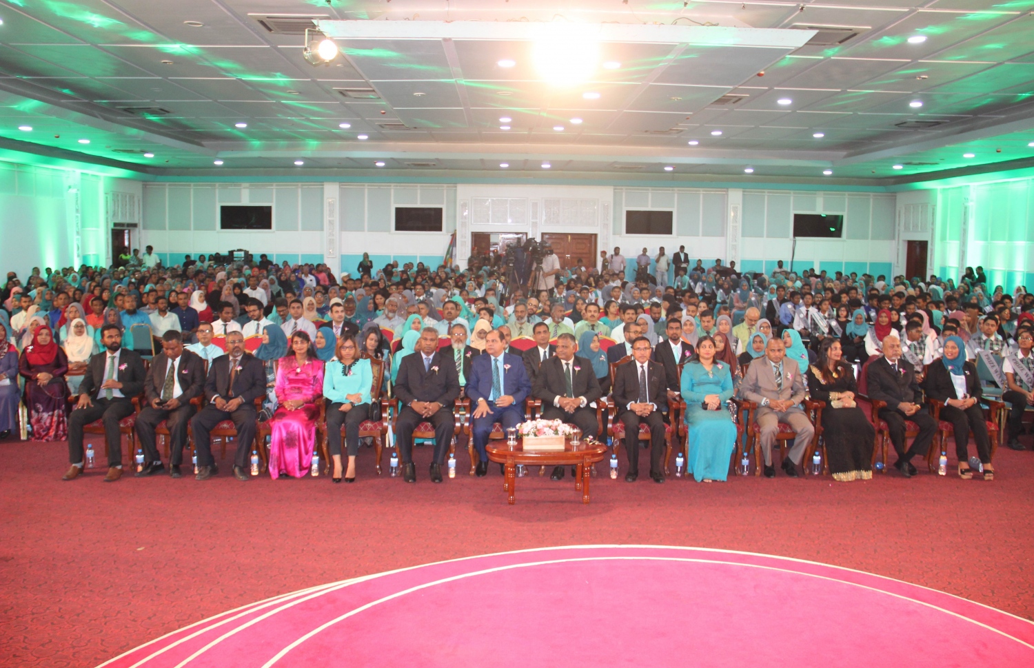 އަހުަމަދިއްޔާ ސްކޫލުގެ މިދިޔަ އަހަރުގެ އިނާމު ދިނުމުގެ ހަފުލާގައި ބައިވެރިވެވަޑައިގެންނެވި ބޭފުޅުން.-- ފޮޓޯ: އަހުމަދިއްޔާ ސްކޫލު