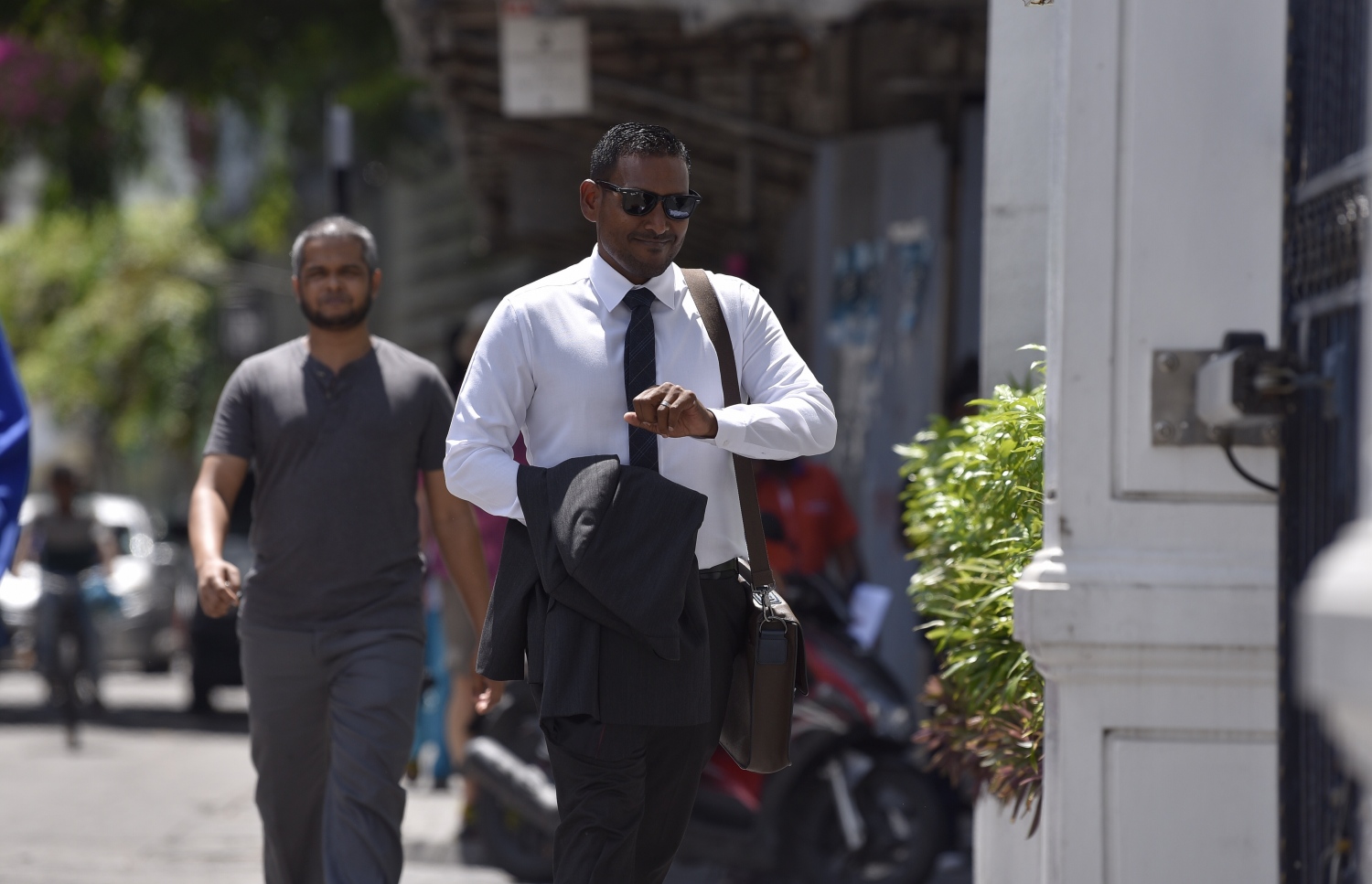 ގާނޫނީ ވަކީލް ހުސައިން ޝަމީމް ސުޕްރީމް ކޯޓަށް ވަޑައިގަންނަވަނީ.---ފޮޓޯ: ނިޝާން އަލީ/މިހާރު