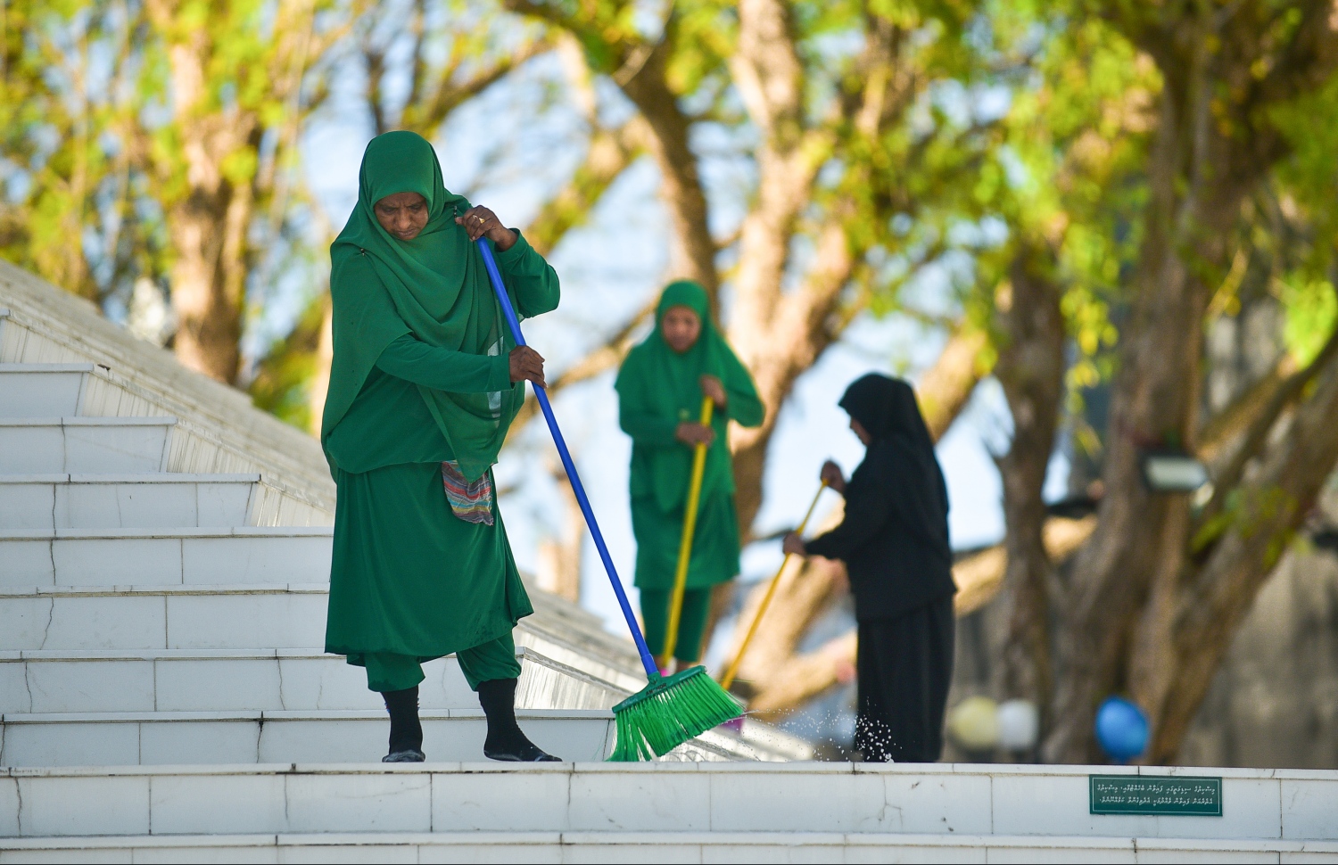 މާލެ: އޮކްޓޯބަރު 21، 2018- އިސްލާމީ މަރުކަޒު ބެލެހެއްޓުމުގެ މަސައްކަތްކުރާ އަންހެންވެރިންތަކެއް މަރުކަޒުގެ ސިޑިބަރި ގޭނުމުގެ މަސައްކަތް ކުރަނީ---ފޮޓޯ: ހުސައިން ވަހީދު/މިހާރު