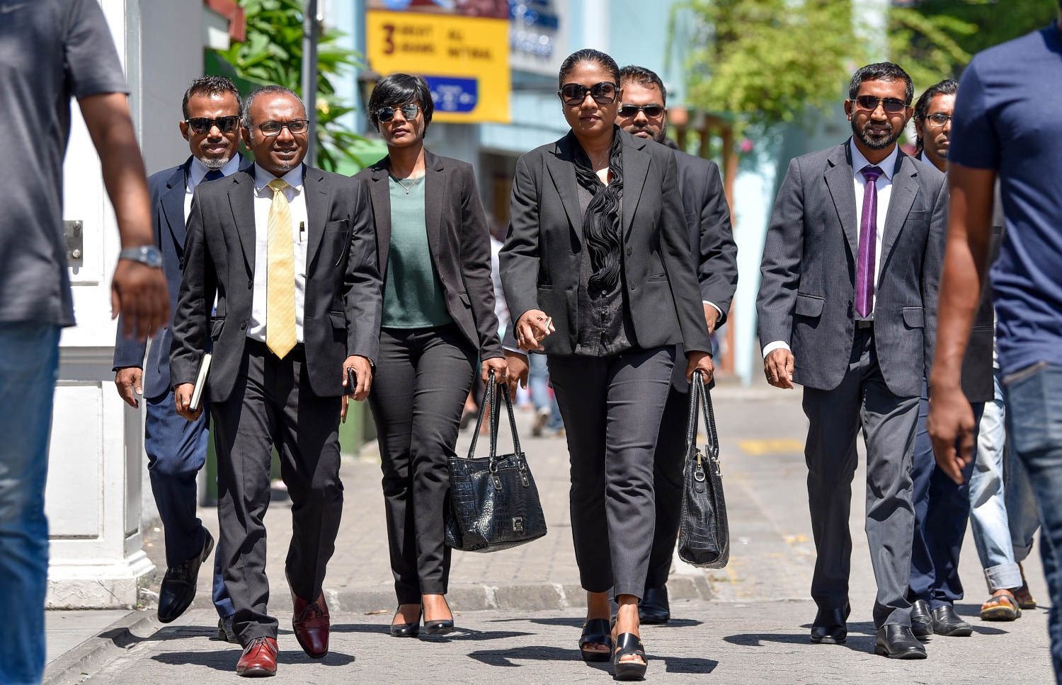 މާލެ: އޮކްޓޯބަރު 21، 2018- މިދިޔަ މަހުގެ 23 ގައި ބޭއްވި ރިޔާސީ އިންތިޚާބު ބާތިލްކޮށްދިނުމަށް އެދިވަޑައިގެން، ޕީޕީއެމްގެ ކެންޑިޑޭޓު ރައީސް އަބްދުﷲ ޔާމީން ސުޕްރީމް ކޯޓަށް ހުށަހެޅުއްވި މައްސަލައިގެ ޝަރީއަތުގެ އަޑުއެހުމަށް އިދިކޮޅު ކޯލިޝަންގެ ގާނޫނީ ވަކީލުންގެ ޓީމް ސުޕްރީމް ކޯޓަށް ވަޑައިގަންނަވަނީ.---ފޮޓޯ: ނިޝާން އަލީ/މިހާރު