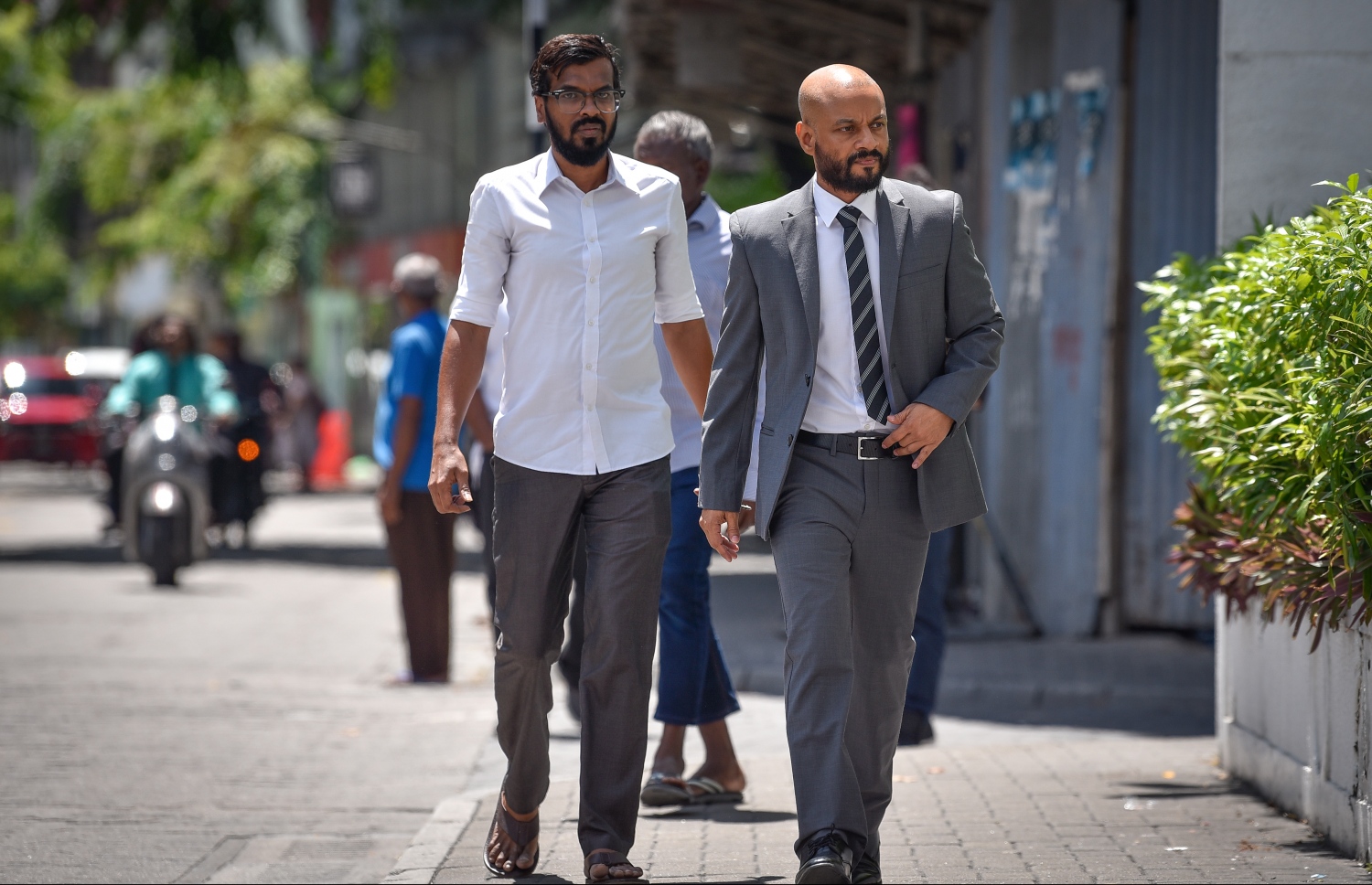 މާލެ: އޮކްޓޯބަރު 21، 2018- މިދިޔަ މަހުގެ 23 ގައި ބޭއްވި ރިޔާސީ އިންތިޚާބު ބާތިލްކޮށްދިނުމަށް އެދިވަޑައިގެން، ޕީޕީއެމްގެ ކެންޑިޑޭޓު ރައީސް އަބްދުﷲ ޔާމީން ސުޕްރީމް ކޯޓަށް ހުށަހެޅުއްވި މައްސަލައިގެ ޝަރީއަތުގެ އަޑުއެހުމަށް ފާރިސް މައުމޫން ސުޕްރީމް ކޯޓަށް ވަޑައިގަންނަވަނީ.---ފޮޓޯ: ނިޝާން އަލީ/މިހާރު