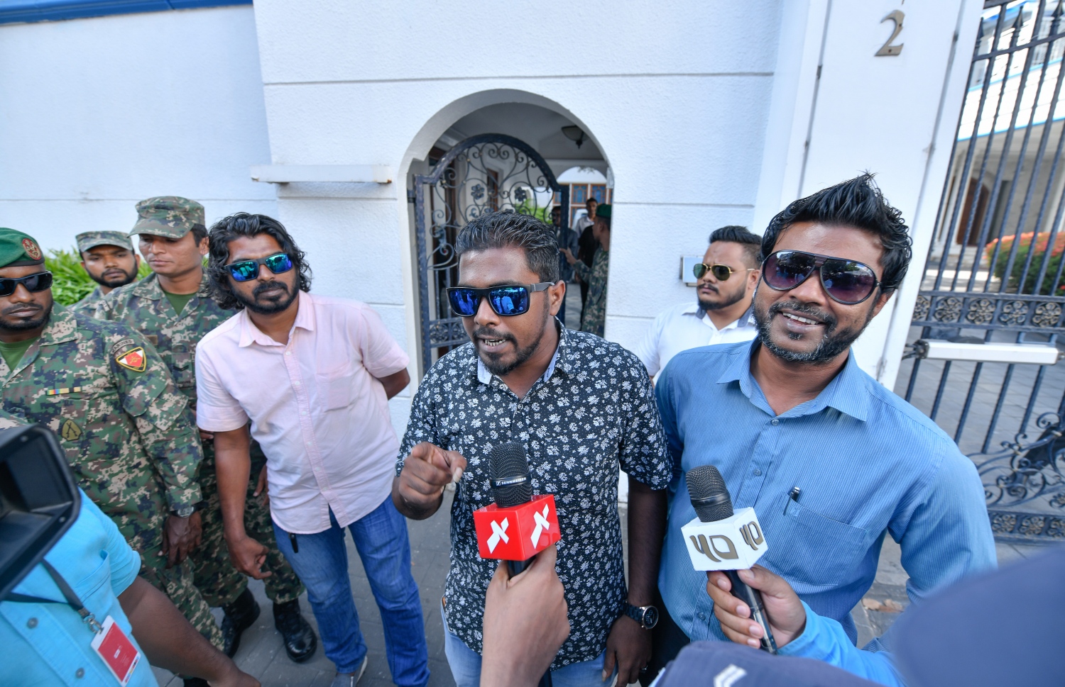 މާލެ: އޮކްޓޯބަރު 21، 2018- މިދިޔަ މަހުގެ 23 ގައި ބޭއްވި ރިޔާސީ އިންތިޚާބު ބާތިލްކޮށްދިނުމަށް އެދިވަޑައިގެން، ޕީޕީއެމްގެ ކެންޑިޑޭޓު ރައީސް އަބްދުﷲ ޔާމީން ސުޕްރީމް ކޯޓަށް ހުށަހެޅުއްވި މައްސަލައިގެ ޝަރީއަތުގެ އަޑުއެހުމަށްފަހު ޕީޕީއެމްގެ ބައެއް މެމްބަރުން މީޑިޔާއާއި ވާހަކަދައްކަނީ.---ފޮޓޯ: ނިޝާން އަލީ/މިހާރު