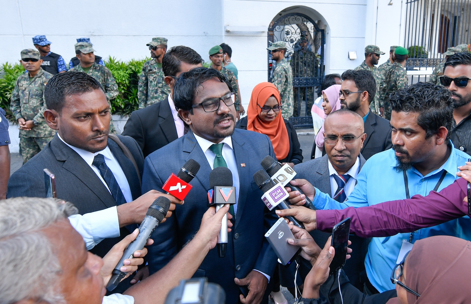 މާލެ: އޮކްޓޯބަރު 21، 2018- މިދިޔަ މަހުގެ 23 ގައި ބޭއްވި ރިޔާސީ އިންތިޚާބު ބާތިލްކޮށްދިނުމަށް އެދިވަޑައިގެން، ޕީޕީއެމްގެ ކެންޑިޑޭޓު ރައީސް އަބްދުﷲ ޔާމީން ސުޕްރީމް ކޯޓަށް ހުށަހެޅުއްވި މައްސަލައިގެ ޝަރީއަތުގެ އަޑުއެހުމަށްފަހު އިލެކްޝަންސް ކޮމިޝަންގެ ބައެއް މެމްބަރުން މީޑިޔާއަށް އިންޓަވިއުދެއްވަނީ.---ފޮޓޯ: ނިޝާން އަލީ/މިހާރު