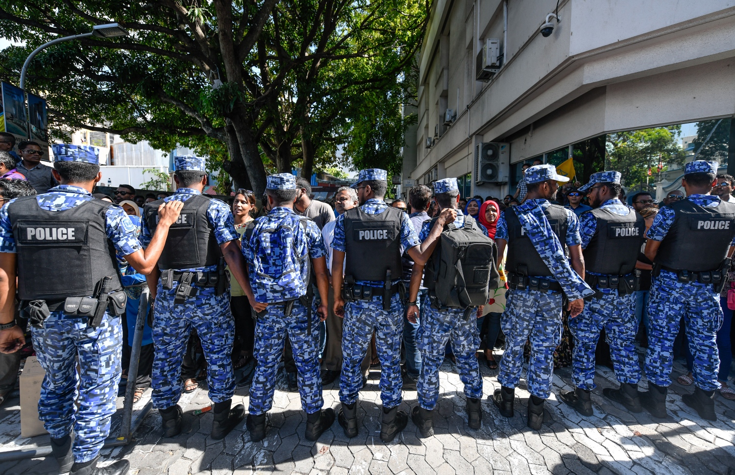 މާލެ: އޮކްޓޯބަރު 21، 2018- މިދިޔަ މަހުގެ 23 ގައި ބޭއްވި ރިޔާސީ އިންތިޚާބު ބާތިލްކޮށްދިނުމަށް އެދިވަޑައިގެން، ޕީޕީއެމްގެ ކެންޑިޑޭޓު ރައީސް އަބްދުﷲ ޔާމީން ސުޕްރީމް ކޯޓަށް ހުށަހެޅުއްވި މައްސަލައިގެ ޝަރީއަތުގެ އަޑުއެހުމަށްފަހު ސުޕްރީމް ކޯޓު ސަރަހައްދުގައި ފުލުހުން ފޯރިމަރަނީ.---ފޮޓޯ: ނިޝާން އަލީ/މިހާރު