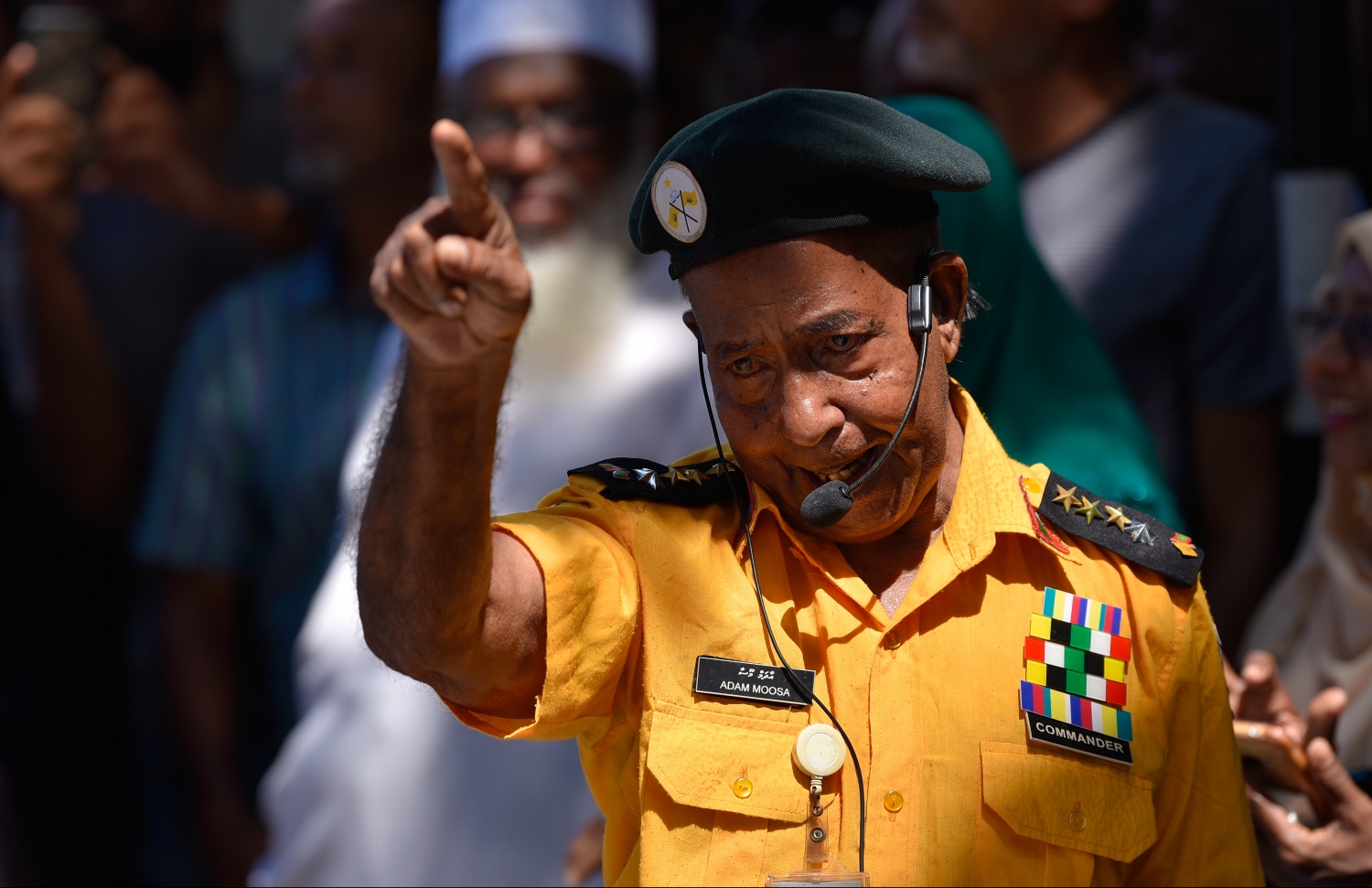 މާލެ: އޮކްޓޯބަރު 21، 2018- މިދިޔަ މަހުގެ 23 ގައި ބޭއްވި ރިޔާސީ އިންތިޚާބު ބާތިލްކޮށްދިނުމަށް އެދިވަޑައިގެން، ޕީޕީއެމްގެ ކެންޑިޑޭޓު ރައީސް އަބްދުﷲ ޔާމީން ސުޕްރީމް ކޯޓަށް ހުށަހެޅުއްވި މައްސަލައިގެ ޝަރީއަތުގެ އަޑުއެހުން ކުރިއަށްދިޔަ ވަގުތު އިންތިހާބުގެ ދިފާއުގައި ކޯޓު ސަރަހައްދަށް އެއްވެ ތިބި މީހުން ހުކުމުގެ އިންތިޒާރުގައި މަޑުކޮށްލައިގެންތިބެ އަޑުއުފުލަނީ.---ފޮޓޯ: ހުސައިން ވަހީދު/މިހާރު