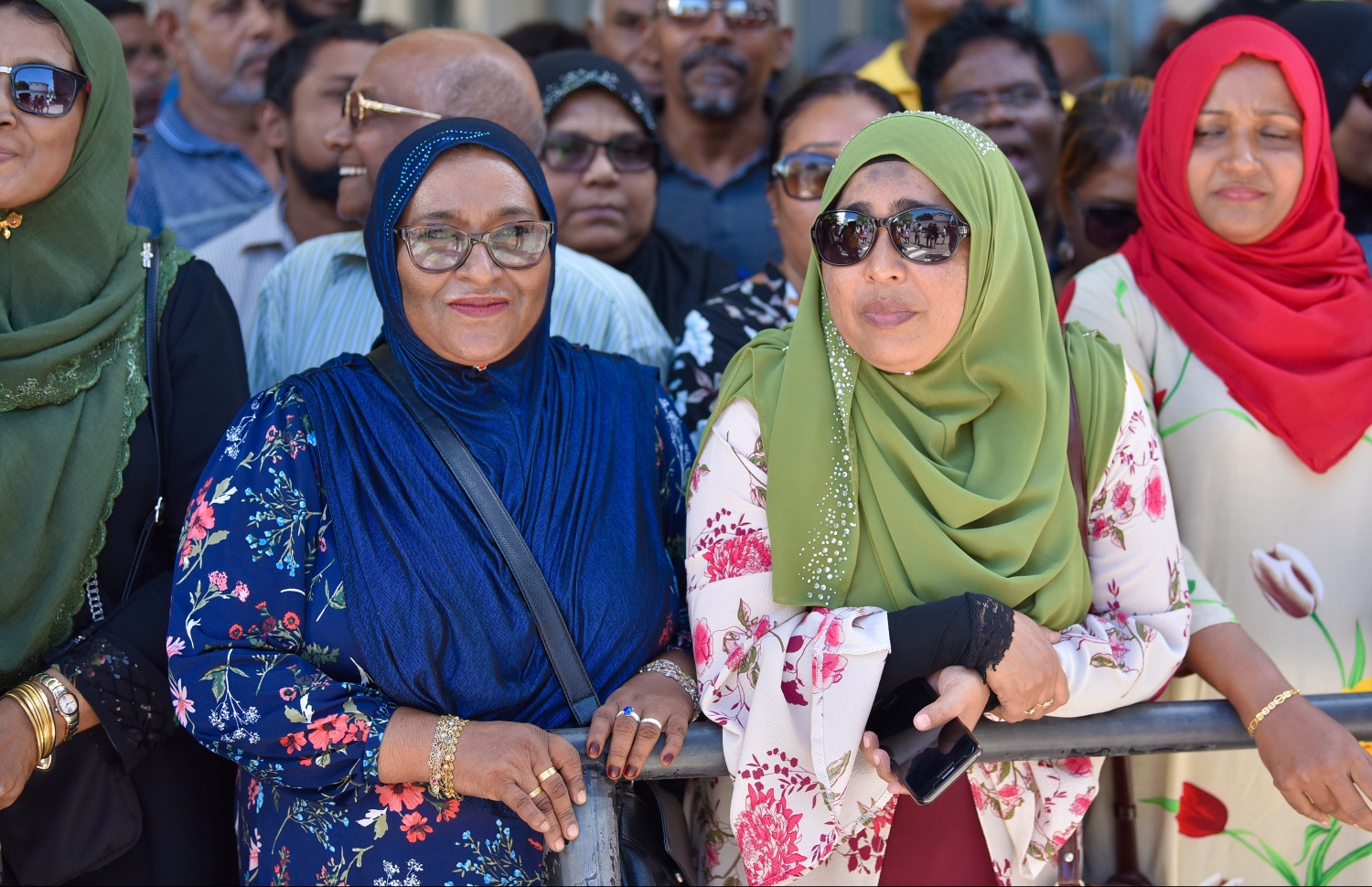 މާލެ: އޮކްޓޯބަރު 21، 2018- މިދިޔަ މަހުގެ 23 ގައި ބޭއްވި ރިޔާސީ އިންތިޚާބު ބާތިލްކޮށްދިނުމަށް އެދިވަޑައިގެން، ޕީޕީއެމްގެ ކެންޑިޑޭޓު ރައީސް އަބްދުﷲ ޔާމީން ސުޕްރީމް ކޯޓަށް ހުށަހެޅުއްވި މައްސަލައިގެ ޝަރީއަތުގެ އަޑުއެހުން ކުރިއަށްދިޔަ ވަގުތު އިންތިހާބުގެ ދިފާއުގައި ކޯޓު ސަރަހައްދަށް އެއްވެ ތިބި މީހުން ހުކުމުގެ އިންތިޒާރުގައި މަޑުކޮށްލައިގެން.---ފޮޓޯ: ހުސައިން ވަހީދު/މިހާރު