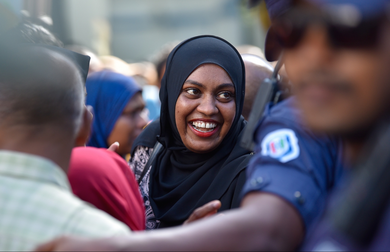 މާލެ: އޮކްޓޯބަރު 21، 2018- މިދިޔަ މަހުގެ 23 ގައި ބޭއްވި ރިޔާސީ އިންތިޚާބު ބާތިލްކޮށްދިނުމަށް އެދިވަޑައިގެން، ޕީޕީއެމްގެ ކެންޑިޑޭޓު ރައީސް އަބްދުﷲ ޔާމީން ސުޕްރީމް ކޯޓަށް ހުށަހެޅުއްވި މައްސަލައިގެ ޝަރީއަތުގެ އަޑުއެހުމަށްފަހު ސުޕްރީމް ކޯޓު ސަރަހައްދުގައި އިދިކޮޅު ސަޕޯޓަރުން އުފާފާޅުކުރަނީ.---ފޮޓޯ: ހުސައިން ވަހީދު/މިހާރު