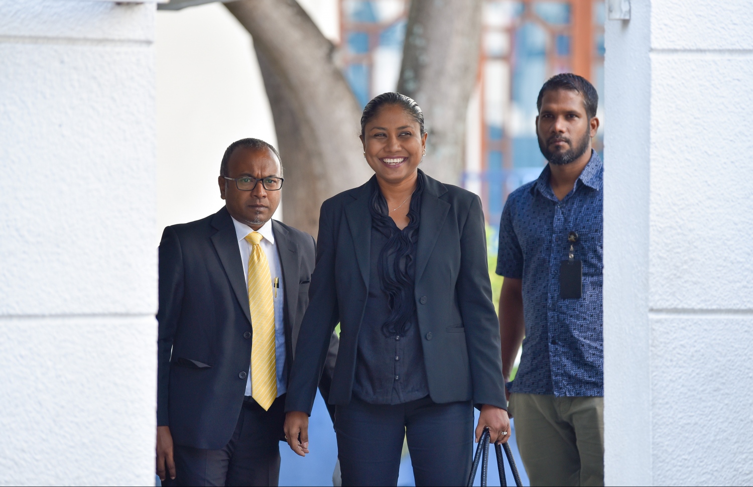 މާލެ: އޮކްޓޯބަރު 21، 2018- މިދިޔަ މަހުގެ 23 ގައި ބޭއްވި ރިޔާސީ އިންތިޚާބު ބާތިލްކޮށްދިނުމަށް އެދިވަޑައިގެން، ޕީޕީއެމްގެ ކެންޑިޑޭޓު ރައީސް އަބްދުﷲ ޔާމީން ސުޕްރީމް ކޯޓަށް ހުށަހެޅުއްވި މައްސަލައިގެ ޝަރީއަތުގެ އަޑުއެހުމަށްފަހު އިދިކޮޅު ކޯލިޝަންގެ ލޯޔަރުން ކަމަށްވާ ހިސާން އަދި ހަސަން ލަތީފް ސުޕްރީމް ކޯޓުން ނިކުމެވަޑައިގަންނަވަނީ.---ފޮޓޯ: ހުސައިން ވަހީދު/މިހާރު