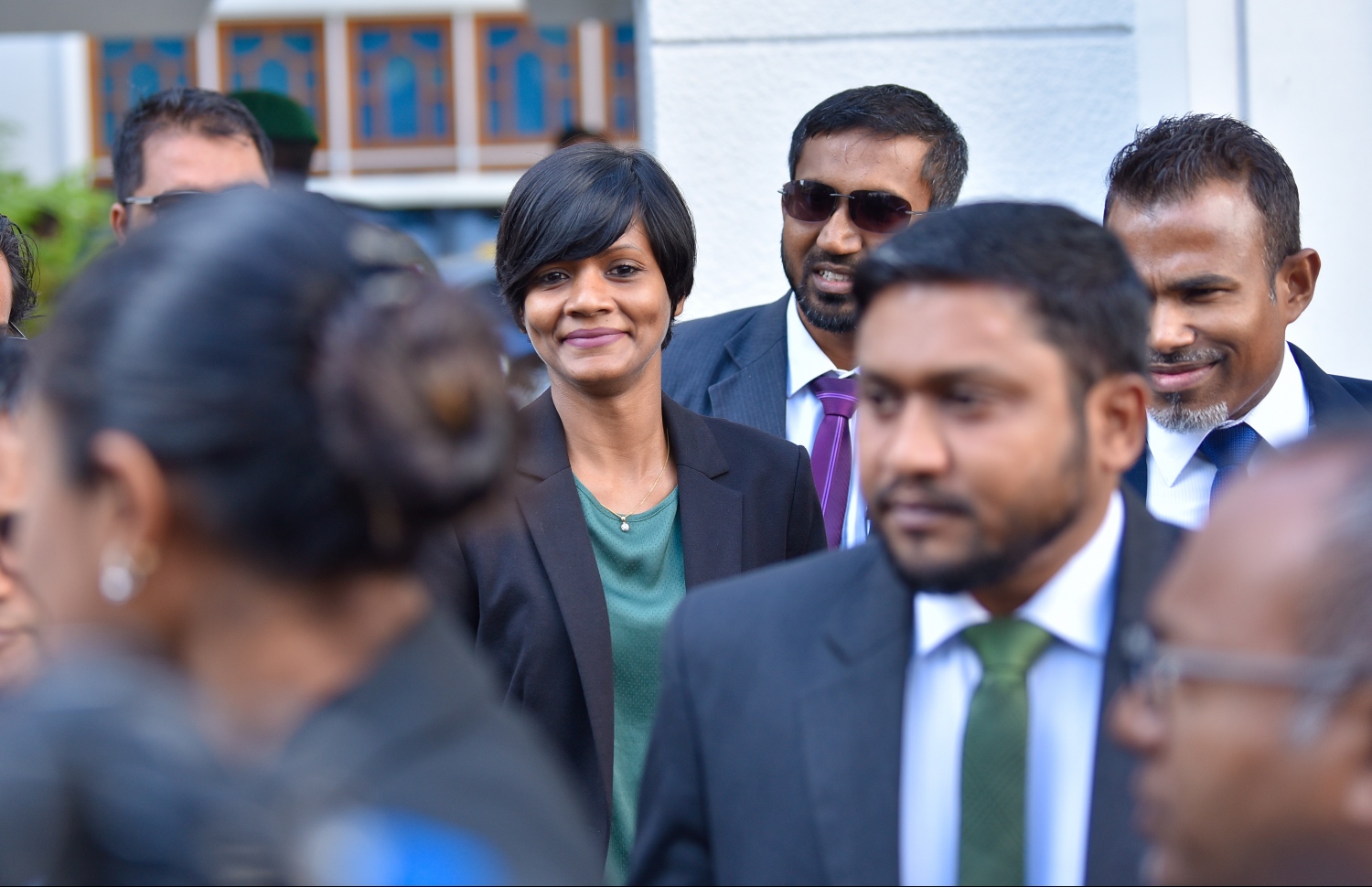 މާލެ: އޮކްޓޯބަރު 21، 2018- މިދިޔަ މަހުގެ 23 ގައި ބޭއްވި ރިޔާސީ އިންތިޚާބު ބާތިލްކޮށްދިނުމަށް އެދިވަޑައިގެން، ޕީޕީއެމްގެ ކެންޑިޑޭޓު ރައީސް އަބްދުﷲ ޔާމީން ސުޕްރީމް ކޯޓަށް ހުށަހެޅުއްވި މައްސަލައިގެ ޝަރީއަތުގެ އަޑުއެހުމަށްފަހު އިދިކޮޅު ކޯލިޝަންގެ ލޯޔަރު ސަފާ ސުޕްރީމް ކޯޓުން ނިކުމެވަޑައިގަންނަވަނީ.---ފޮޓޯ: ހުސައިން ވަހީދު/މިހާރު