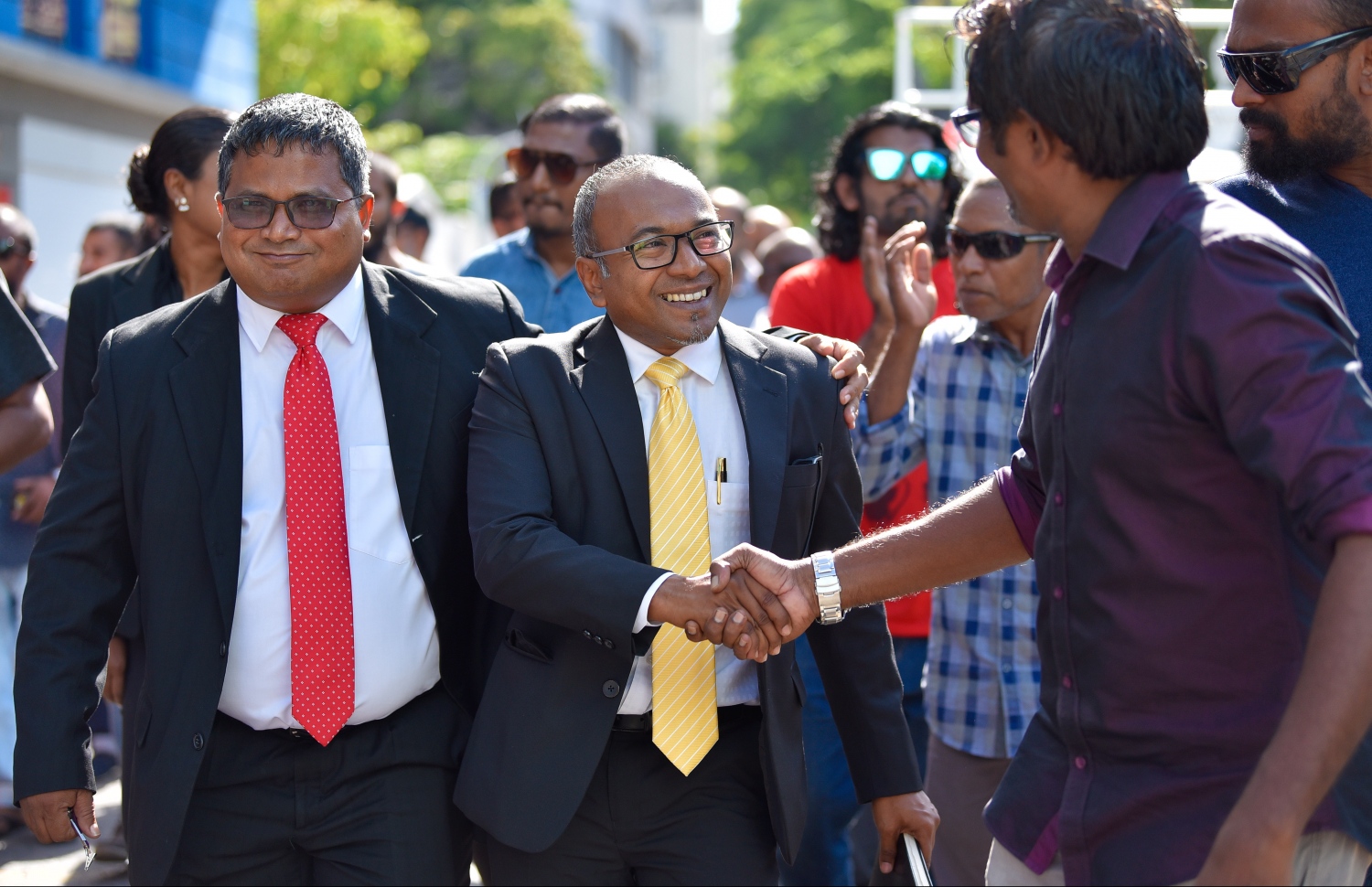 މާލެ: އޮކްޓޯބަރު 21، 2018- މިދިޔަ މަހުގެ 23 ގައި ބޭއްވި ރިޔާސީ އިންތިޚާބު ބާތިލްކޮށްދިނުމަށް އެދިވަޑައިގެން، ޕީޕީއެމްގެ ކެންޑިޑޭޓު ރައީސް އަބްދުﷲ ޔާމީން ސުޕްރީމް ކޯޓަށް ހުށަހެޅުއްވި މައްސަލައިގެ ޝަރީއަތުގެ އަޑުއެހުމަށްފަހު އިދިކޮޅު އިއްތިހާދުގެ ލޯޔަރު ހަސަން ލަތީފް އާއި މީހަކު ސަލާމްކުރާއިރު އަރިހުގައި ޖުމްހޫރީ ޕާޓީގެ ނައިބު ރައީސް ހުސައިން ރަޝީދު.---ފޮޓޯ: ހުސައިން ވަހީދު/މިހާރު