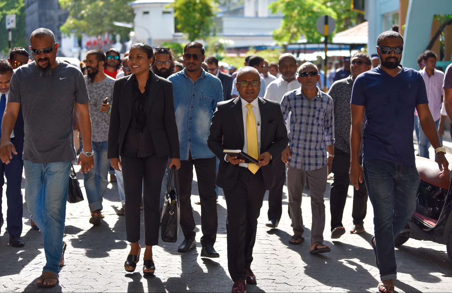 މާލެ: އޮކްޓޯބަރު 21، 2018- މިދިޔަ މަހުގެ 23 ގައި ބޭއްވި ރިޔާސީ އިންތިޚާބު ބާތިލްކޮށްދިނުމަށް އެދިވަޑައިގެން، ޕީޕީއެމްގެ ކެންޑިޑޭޓު ރައީސް އަބްދުﷲ ޔާމީން ސުޕްރީމް ކޯޓަށް ހުށަހެޅުއްވި މައްސަލައިގެ ޝަރީއަތުގެ އަޑުއެހުމަށްފަހު އިދިކޮޅު އިއްތިހާދުގެ ލޯޔަރު ވަޑައިގަންނަވަނީ.---ފޮޓޯ: ހުސައިން ވަހީދު/މިހާރު