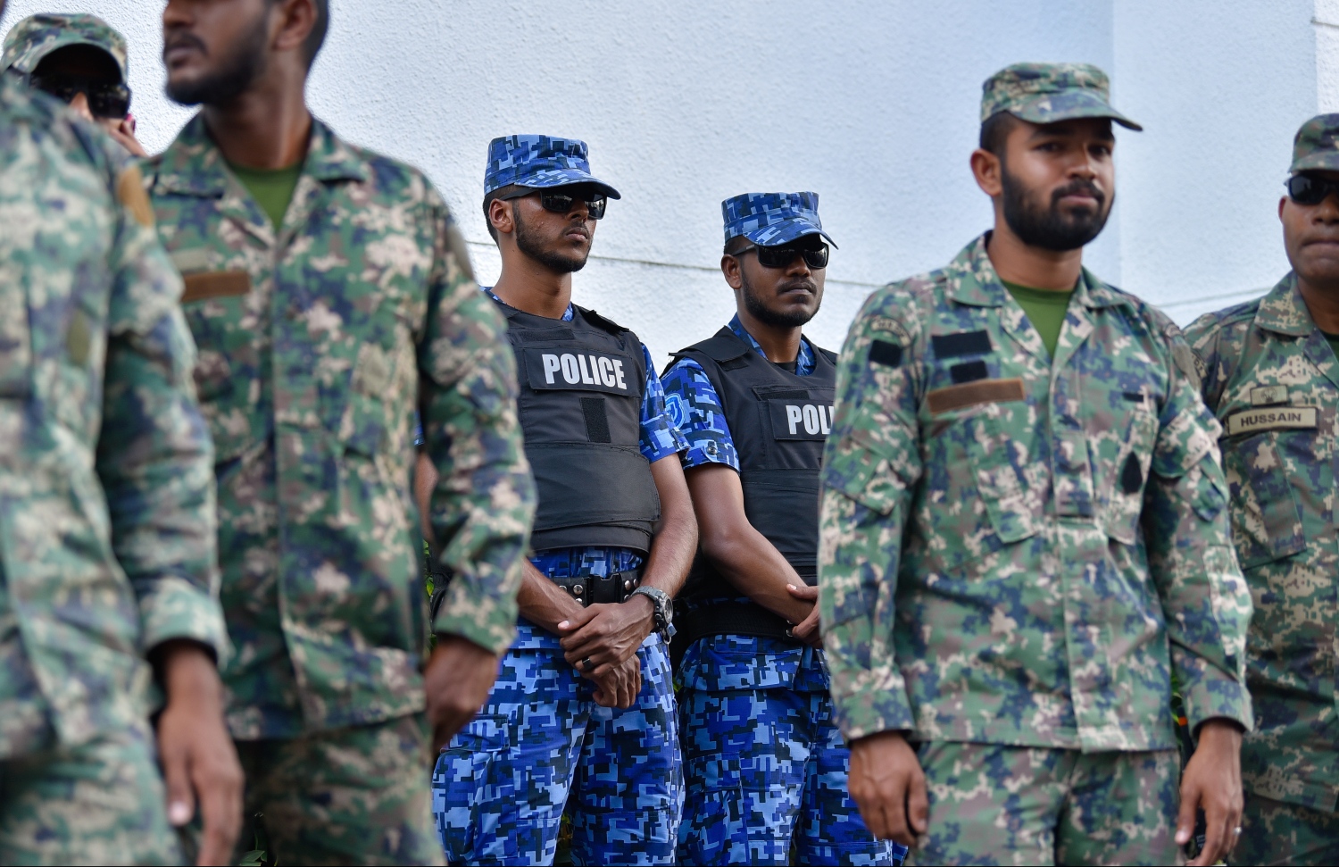 މާލެ: އޮކްޓޯބަރު 21، 2018- މިދިޔަ މަހުގެ 23 ގައި ބޭއްވި ރިޔާސީ އިންތިޚާބު ބާތިލްކޮށްދިނުމަށް އެދިވަޑައިގެން، ޕީޕީއެމްގެ ކެންޑިޑޭޓު ރައީސް އަބްދުﷲ ޔާމީން ސުޕްރީމް ކޯޓަށް ހުށަހެޅުއްވި މައްސަލައިގެ ޝަރީއަތުގެ އަޑުއެހުމަށްފަހު ސިފައިންނާއި ފުލުހުން އެސަރަހައްދުގައި ހަރަކާތްތެރިވަނީ.---ފޮޓޯ: ހުސައިން ވަހީދު/މިހާރު