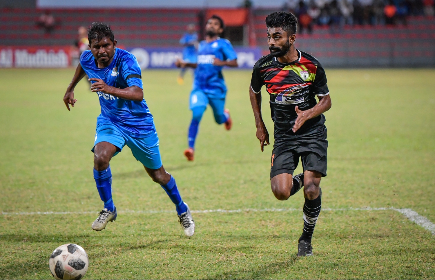 މިދިޔަ އަހަރު ނިލަންދޫއާ ދެކޮޅަށް ކުޅުނު މެޗުގެ ތެރެއިން އީގަލްސްގެ ރިޒޭ (ކ) ބޯޅަ ހިފައިގެންދަނީ.-- ފޮޓޯ: ނިޝާން އަލީ/ މިހާރު