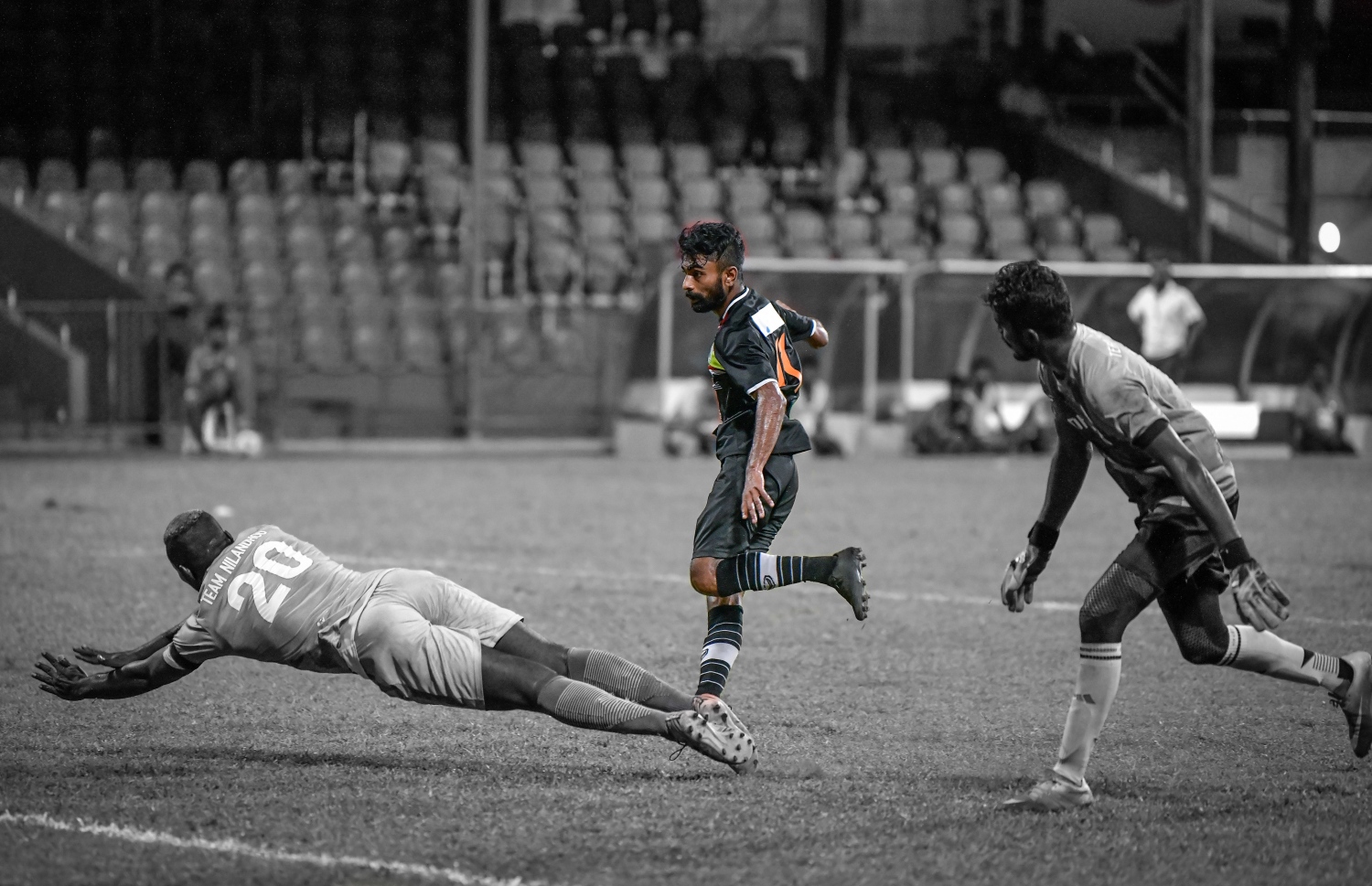 މިރޭގެ މެޗުގެ ތެރެއިން ރިޒޭ (މ) ނިލަންދޫ ގޯލަށް ބޯޅަ ފޮނުވާލަނީ.-- ފޮޓޯ: ނިޝާން އަލީ/ މިހާރު