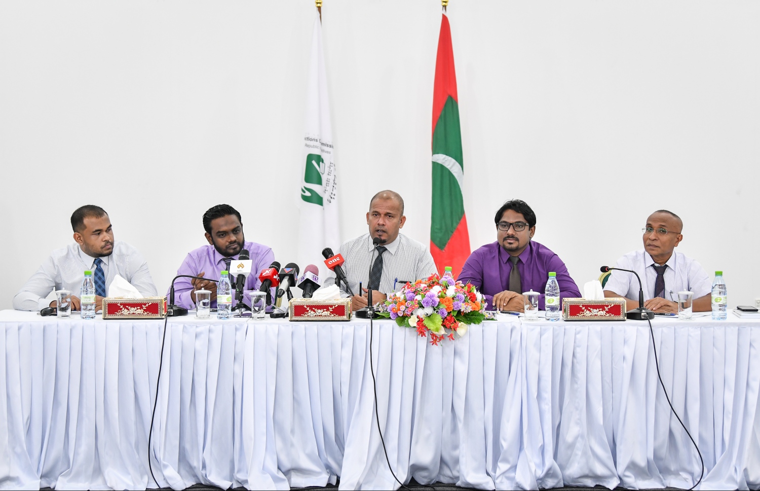 އިލެކްޝަންސް ކޮމިޝަންގެ މެމްބަރުން މިއަދު ނޫސްވެރިންނާ ވާހަކަ ދައްކަވަނީ: އިންތިޚާބުގައި އެއްވެސް މަކަރެއް، އޮޅުވާލުމެއް ނެތް ކަން މިހާރު ސާފުވާނެ ކަމަށް ވިދާޅުވި. --ފޮޓޯ: ނިޝާން އަލީ/މިހާރު