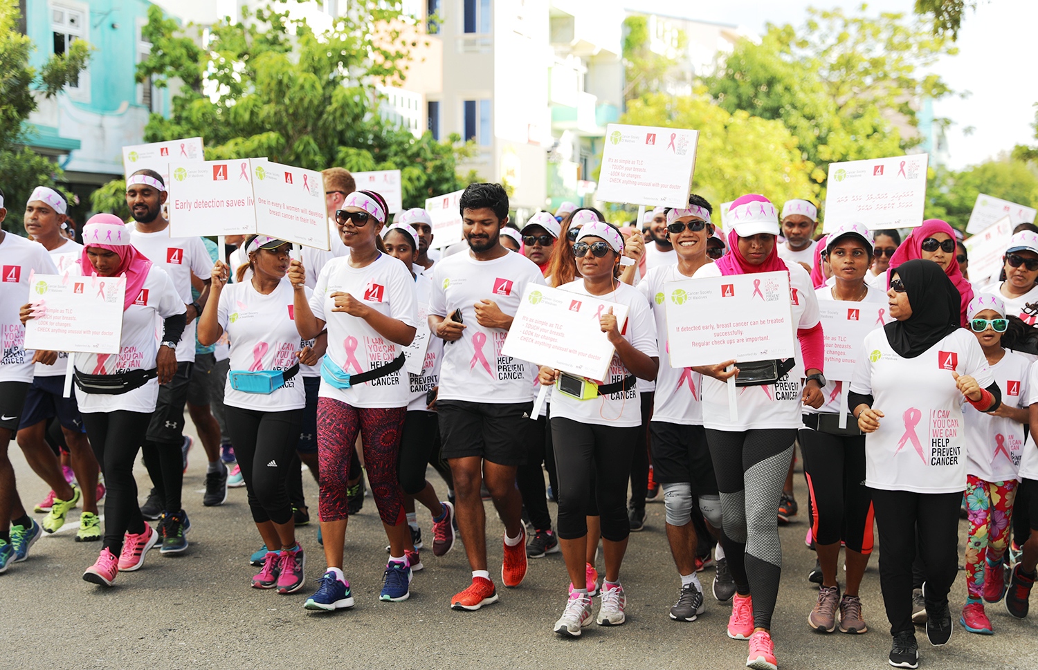 މިދިޔަ އަހަރު ބޭއްވި ޕިންކް ރިބަން ވޯކްގެ ތެރެއިން: މި ހަރަކާތުގައި ޓީޝާޓު ވިއްކައިގެން ލިބޭ ހުރިހާ ފައިސާއެއް ހަދިޔާކުރަނީ ކެންސާ ސޮސައިޓީ އަށް -- ފޮޓޯ / ބީއެމްއެލް