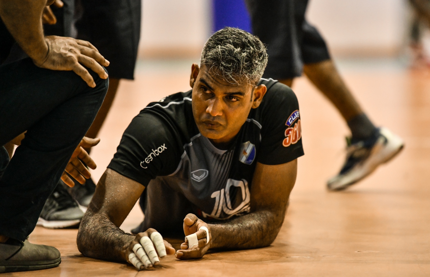 ރޭގެ މެޗަށް ފަހު ލޯންގޭގެ ފަޔަށް ކޯޓުމަތީގައި ފަރުވާދެނީ. -- ފޮޓޯ: ހުސެއިން ވަހީދު/ މިހާރު