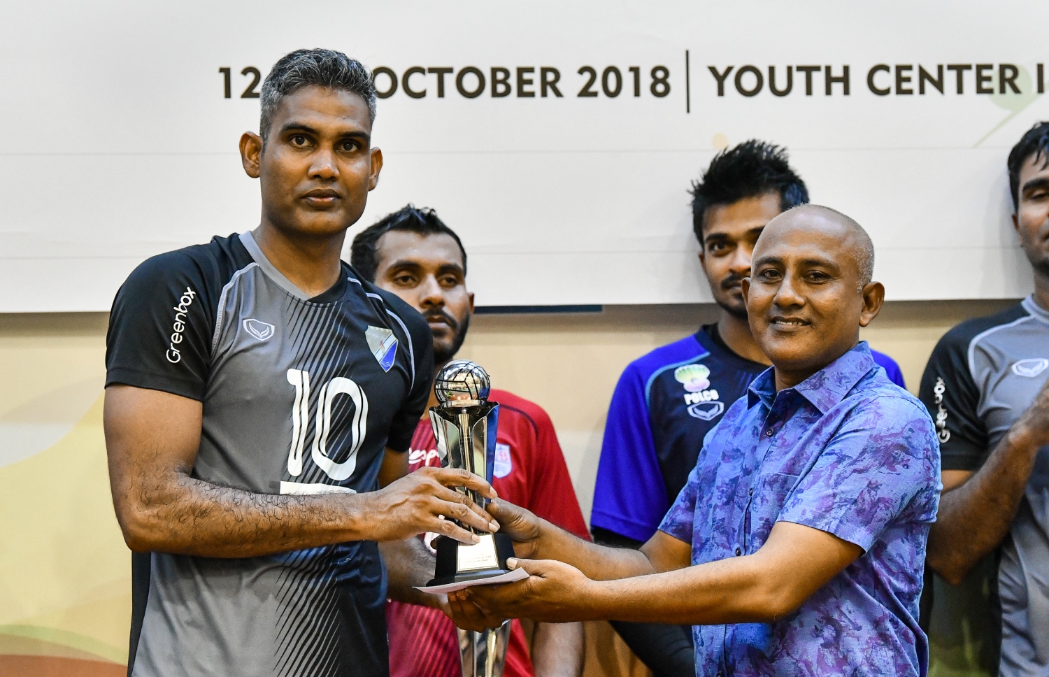 ލޯންގޭއާ މުބާރާތުގެ މޮޅު ކުޅުންތެރިއާގެ ޓްރޮފީ ހަވާލުކުރަނީ. -- ފޮޓޯ: ހުސެއިން ވަހީދު/ މިހާރު