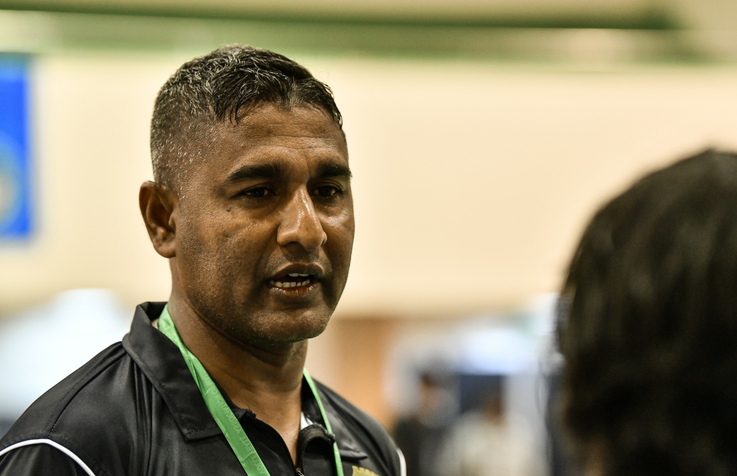 ޕޮލިހުގެ ކޯޗު މުންތޭ މީޑިއާ އަށް އިންޓަވިއުދެނީ.-- ފޮޓޯ: ހުސެއިން ވަހީދު/ މިހާރު