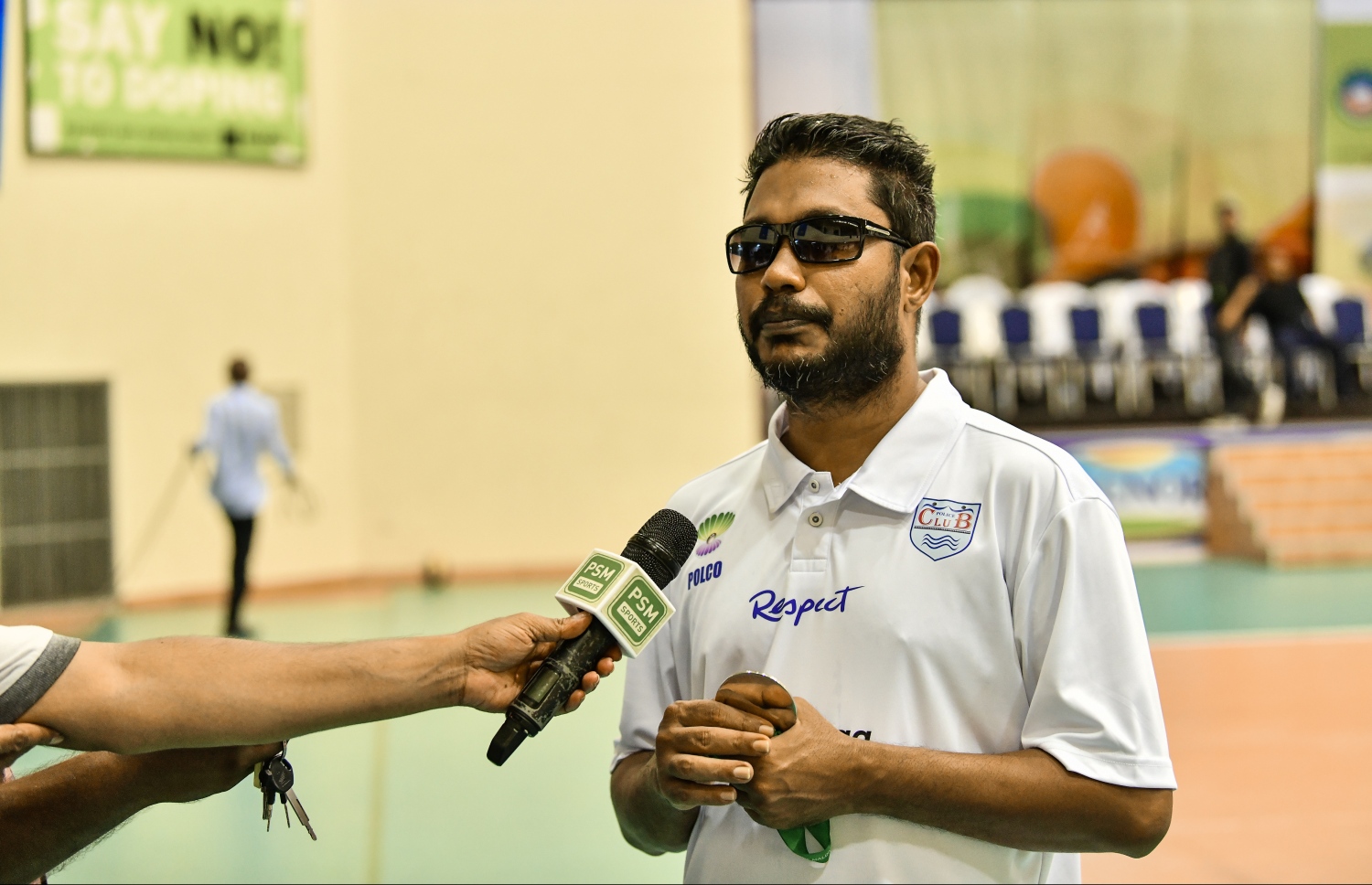 ޕޮލިހުގެ ކޯޗު ހާލިދު މީޑިއާ އަށް އިންޓަވިއުދެނީ.-- ފޮޓޯ: ހުސެއިން ވަހީދު/ މިހާރު