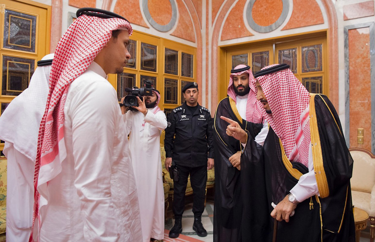 މަރާލި ނޫސްވެރިޔާގެ އާއިލާގެ މެންބަރުންނާއި ރަސްގެފާން ސަލްމާން (ކ) އާއި ވަލީ އަހުދު މުހައްމަދު އިއްޔެ ބައްދަލު ކުރައްވަނީ. --ފޮޓޯ:އޭއެފްޕީ