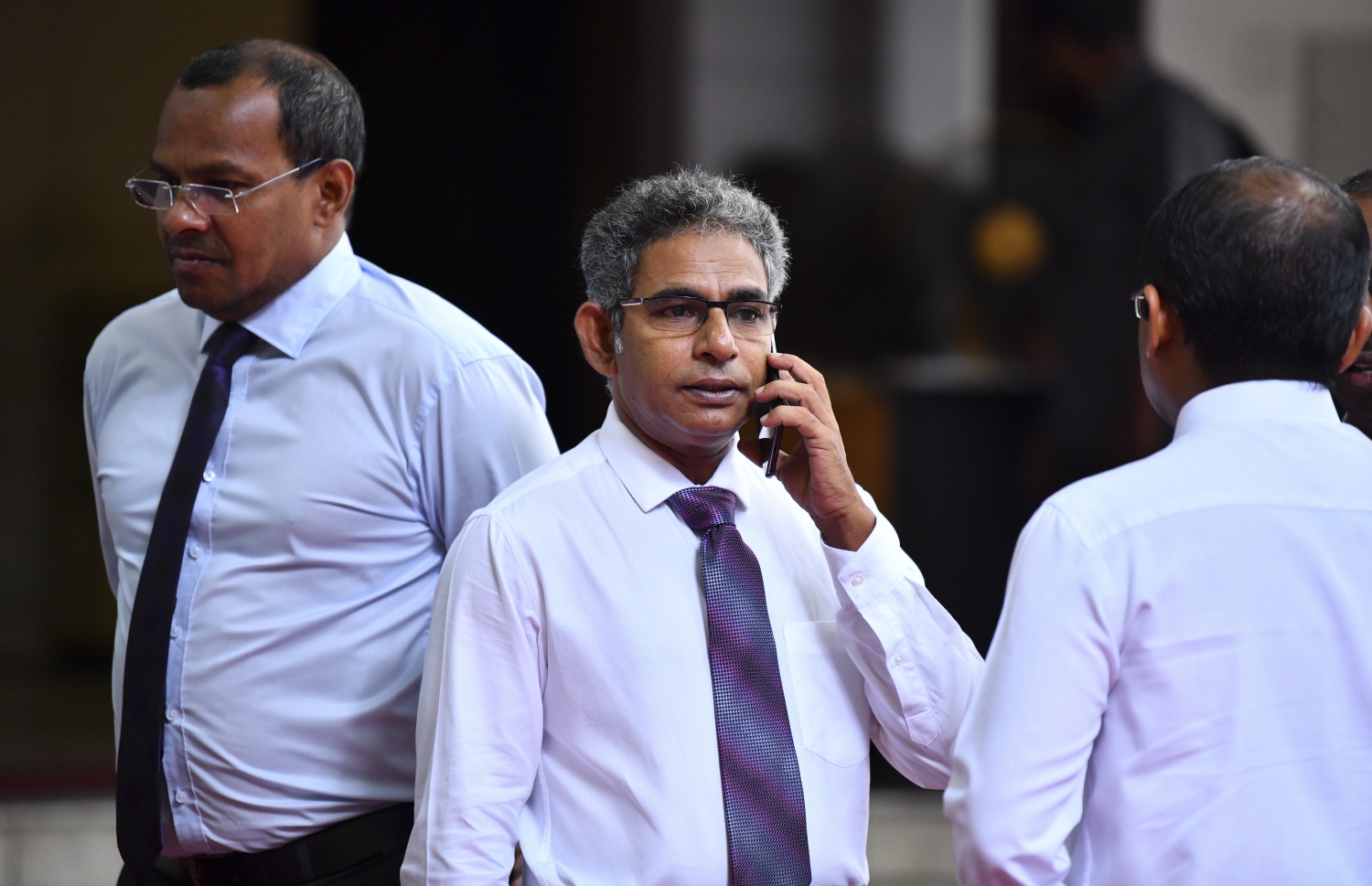 މެމްބަރު ވަހީދު މަޖިލީހުގެ އިދާރާގެ ބޭރުގައި ހުންނަވައިގެން ފޯނުން މީހަކާ ވާހަކަ ދައްކަވަނީ.---ފޮޓޯ: އަހުމަދު ނިޝާތު/މިހާރު