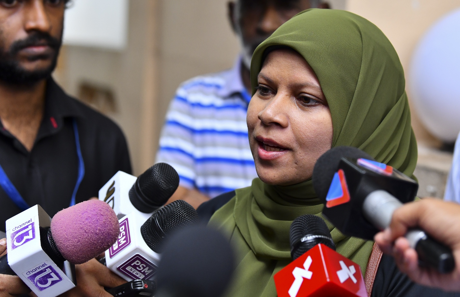 މެމްބަރު އަނާރާ މަޖިލީހުގެ އިދާރާގެ ބޭރުގައި މިއަދު ނޫސްވެރިންނާ ވާހަކަ ދައްކަވަނީ.---ފޮޓޯ: އަހުމަދު ނިޝާތު/މިހާރު