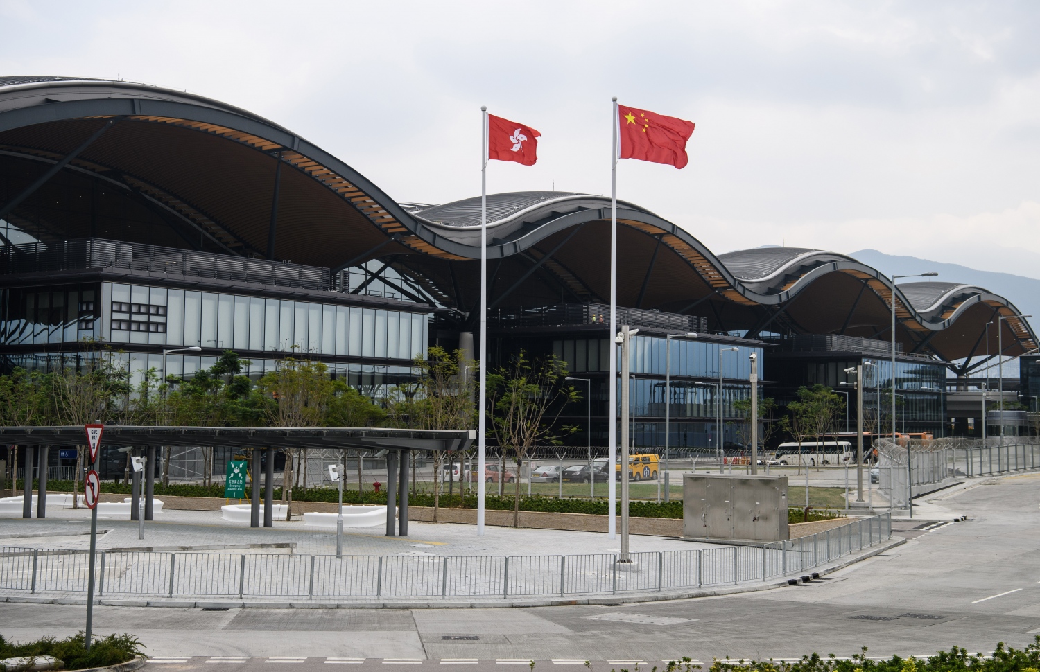 ހޮންކޮން-ޒުހައި-މަކާއޫ ބްރިޖުގެ ހޮން ކޮން ޑިޕާޗާ ހޯލް ކައިރީ ޗައިނާ އާއި ހޮން ކޮންގެ ދިދަ ނަގާފައި. --ފޮޓޯ:އޭއެފްޕީ