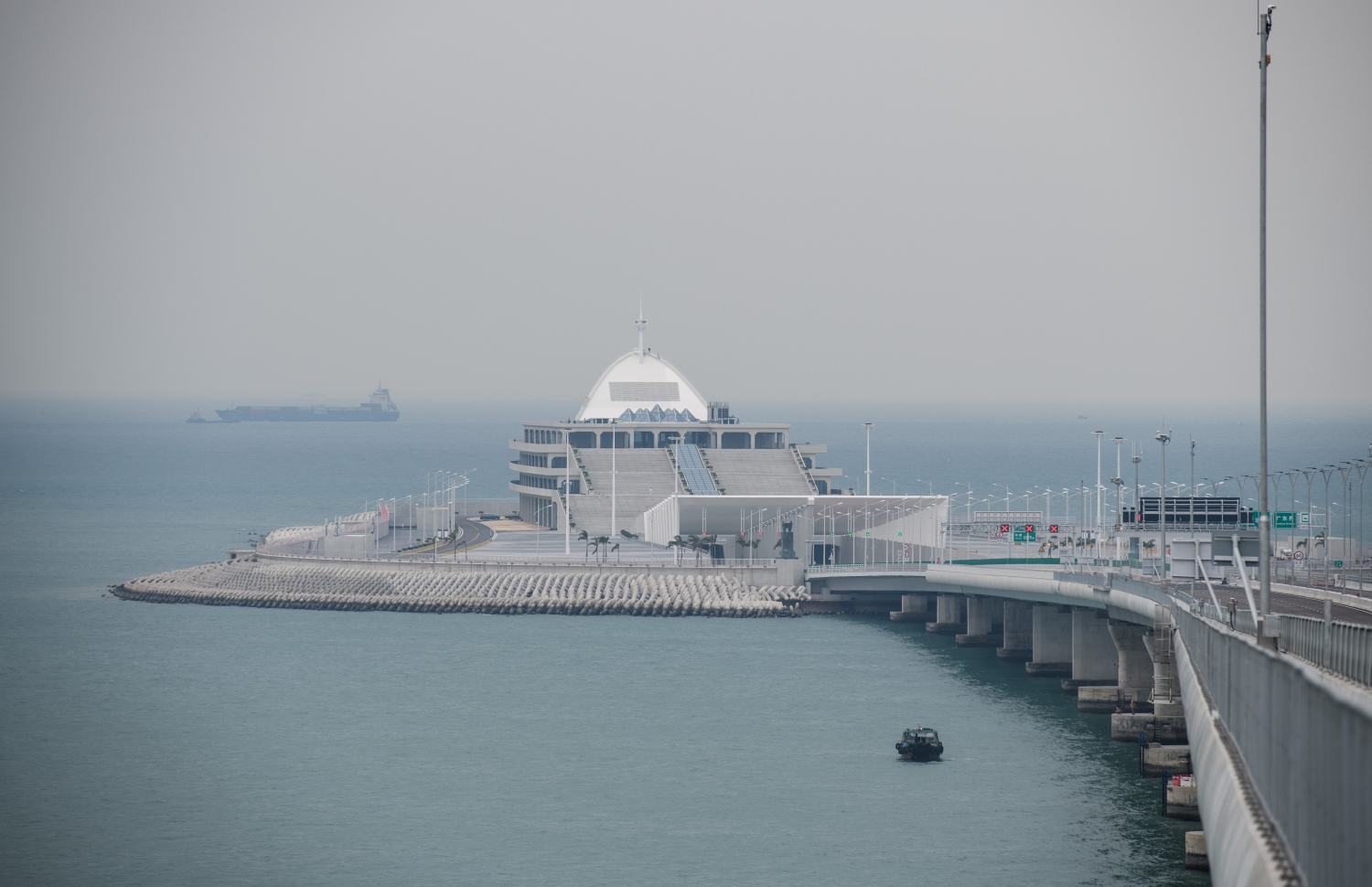 ހޮންކޮން-ޒުހައި-މަކާއޫ ބްރިޖުގެ އީސްޓް އާޓިފިޝަލް އައިލެންޑް. --ފޮޓޯ:އޭއެފްޕީ