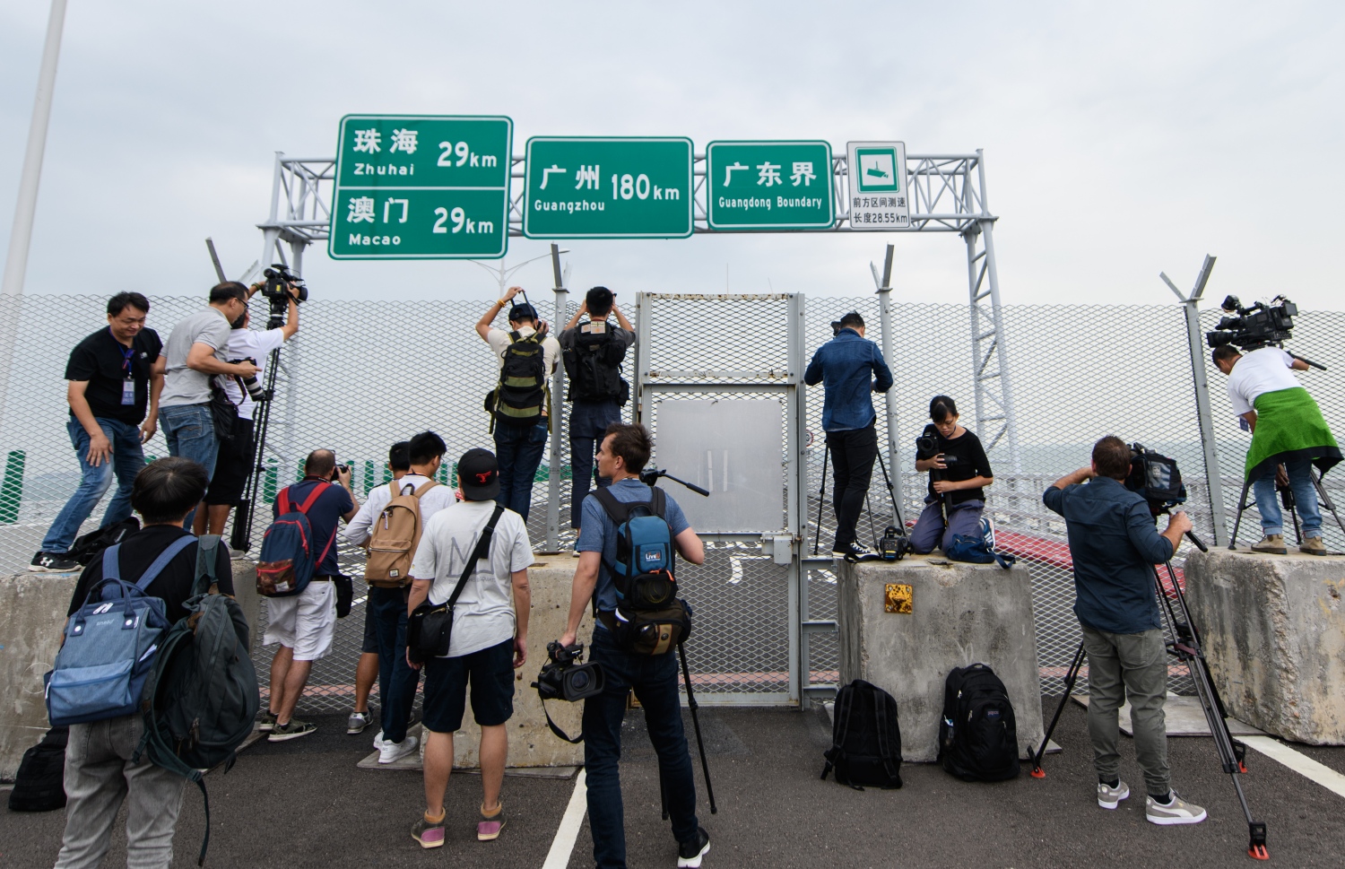 ހޮންކޮން-ޒުހައި-މަކާއޫ ބްރިޖް ކައިރީ ނޫސްވެރިން މަޑުކޮށްލައިގެން. --ފޮޓޯ:އޭއެފްޕީ