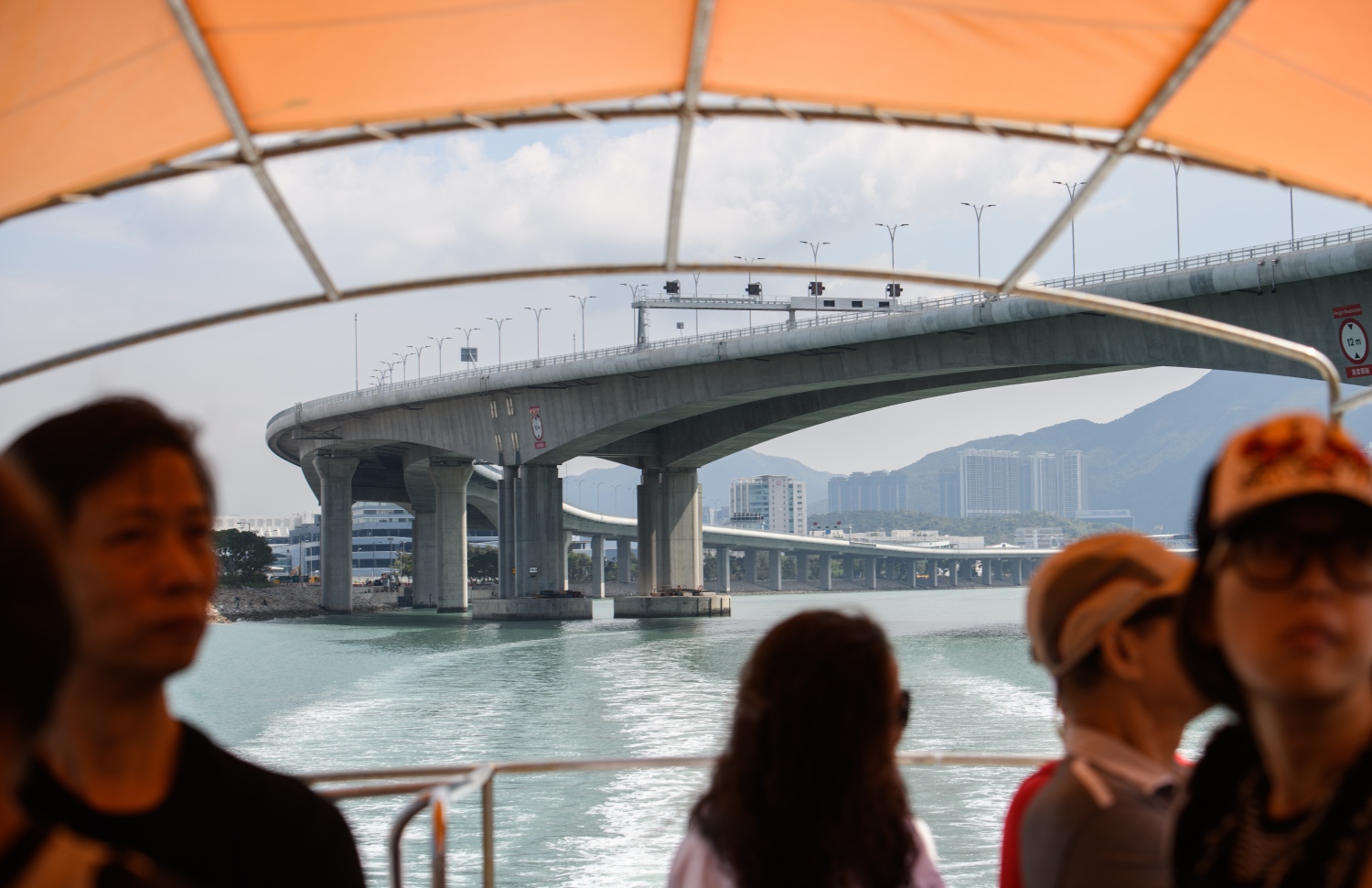 ހޮންކޮން-ޒުހައި-މަކާއޫ ބްރިޖް ކައިރިން ޕަސިންޖާ ބޯޓެއް ދުއްވަނީ. --ފޮޓޯ:އޭއެފްޕީ