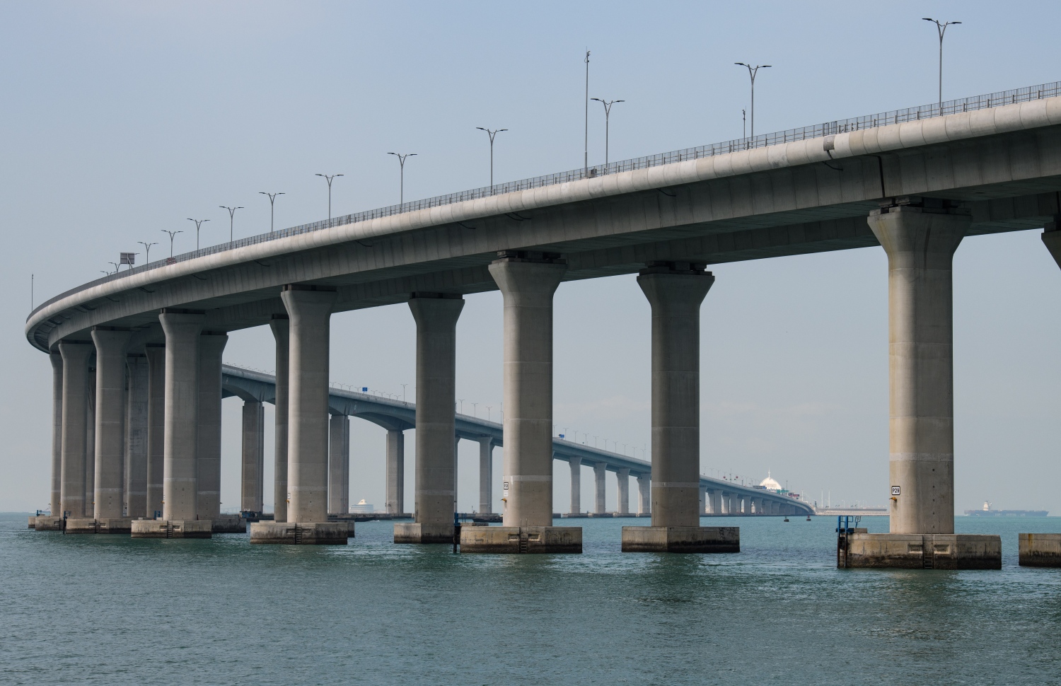 ދިގު މިނުގައި 55 ކިލޯ މީޓަރު ހުންނަ ހޮންކޮން-ޒުހައި-މަކާއޫ ބްރިޖް. --ފޮޓޯ:އޭއެފްޕީ