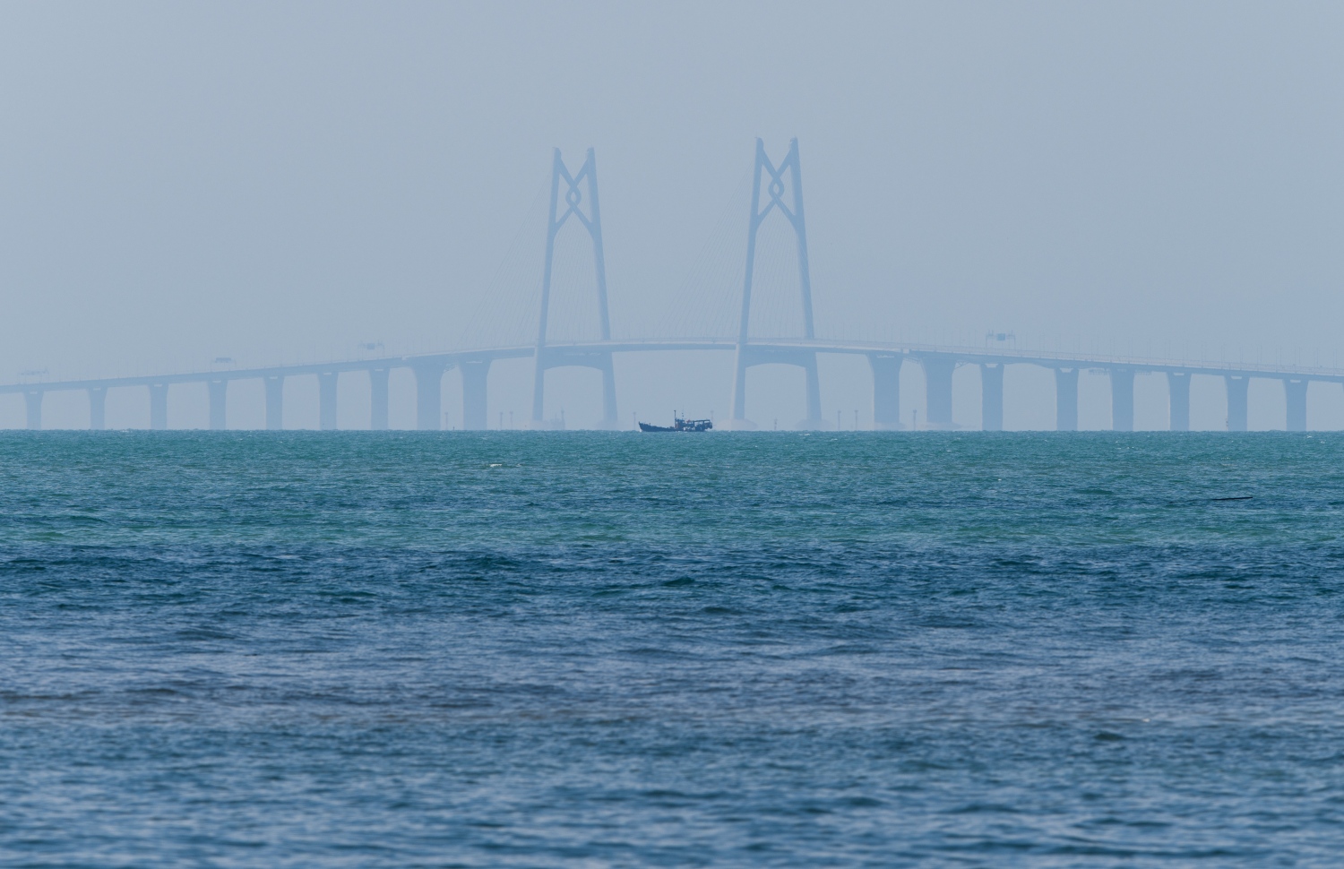 ދިގު މިނުގައި 55 ކިލޯ މީޓަރު ހުންނަ ހޮންކޮން-ޒުހައި-މަކާއޫ ބްރިޖް. --ފޮޓޯ:އޭއެފްޕީ