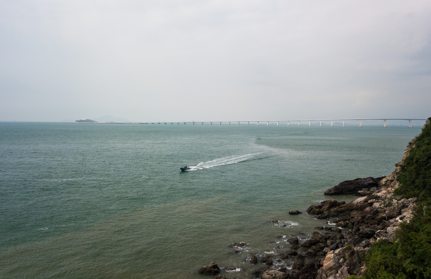 ހޮންކޮން-ޒުހައި-މަކާއޫ ބްރިޖް ކައިރިން ބޯޓެއް ދުއްވަނީ. --ފޮޓޯ:އޭއެފްޕީ