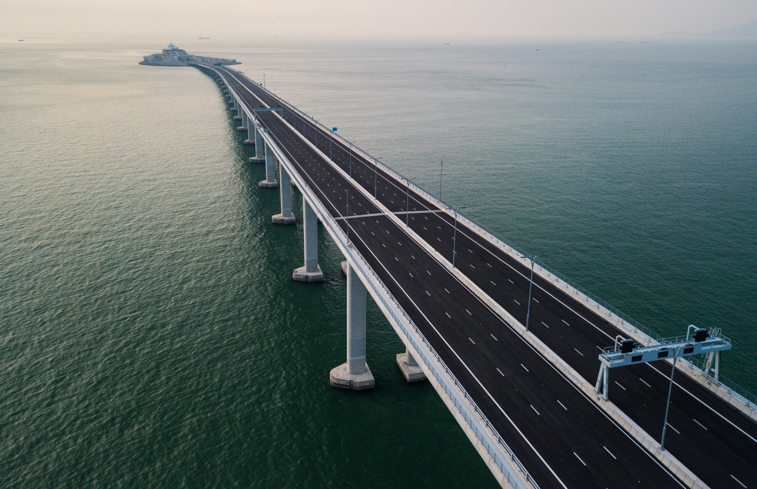 ހޮންކޮން-ޒުހައި-މަކާއޫ ބްރިޖް: އެ ބްރިޖް ހަދަން 20 ބިލިއަން ޑޮލަރު ޚަރަދުކުރި. --ފޮޓޯ:އޭއެފްޕީ