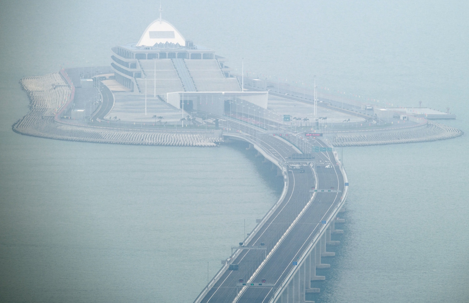 ހޮންކޮން-ޒުހައި-މަކާއޫ ބްރިޖުގެ އީސްޓް އާޓިފިޝަލް އައިލެންޑް ކައިރީ ކާރުތަކެއް ޕާކްކޮށްގެން. --ފޮޓޯ:އޭއެފްޕީ