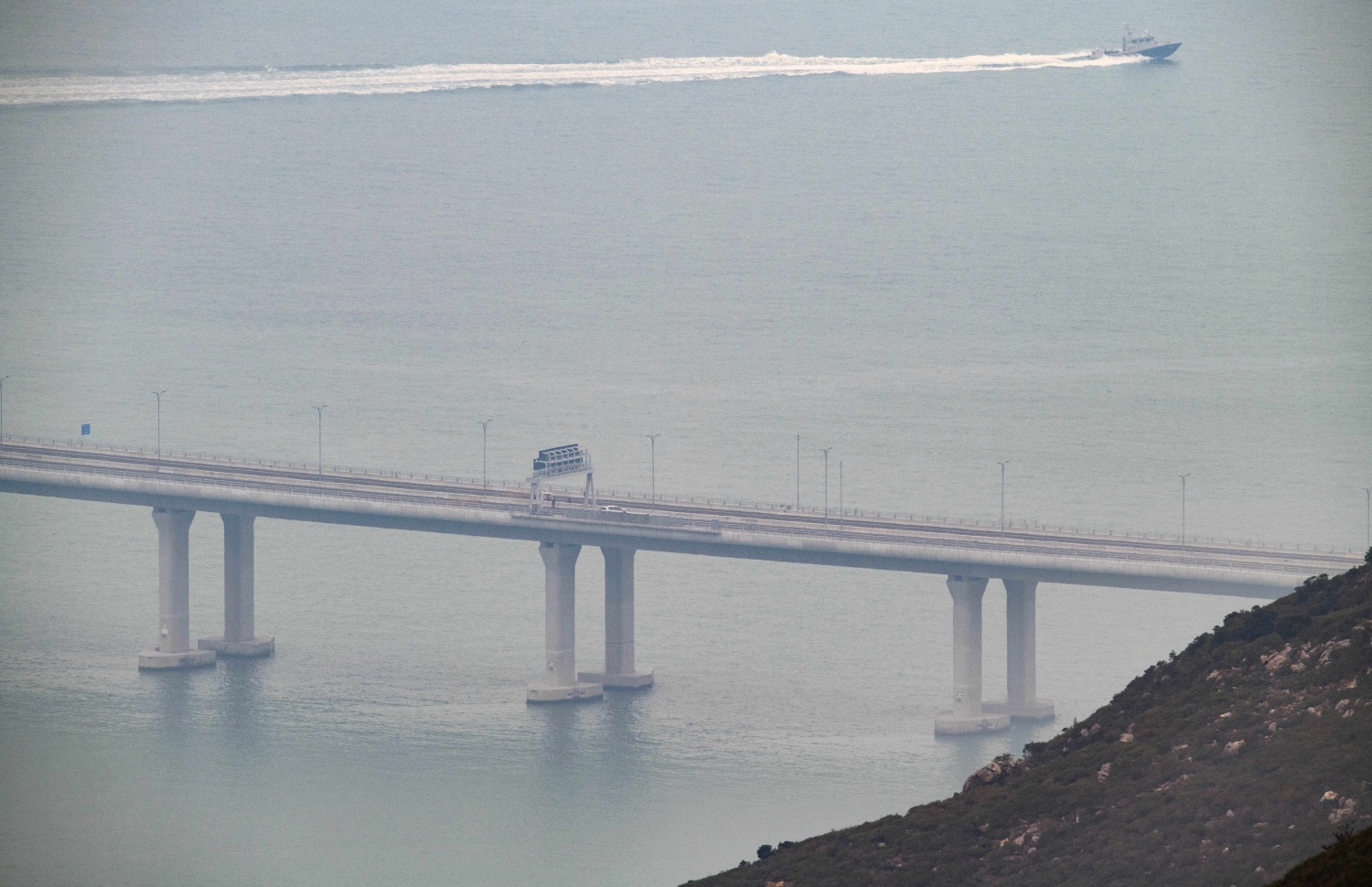 ހޮންކޮން-ޒުހައި-މަކާއޫ ބްރިޖް ކައިރިން ޕޮލިސް ޕެޓްރޯލް ބޯޓެއް ދުއްވަނީ. --ފޮޓޯ:އޭއެފްޕީ