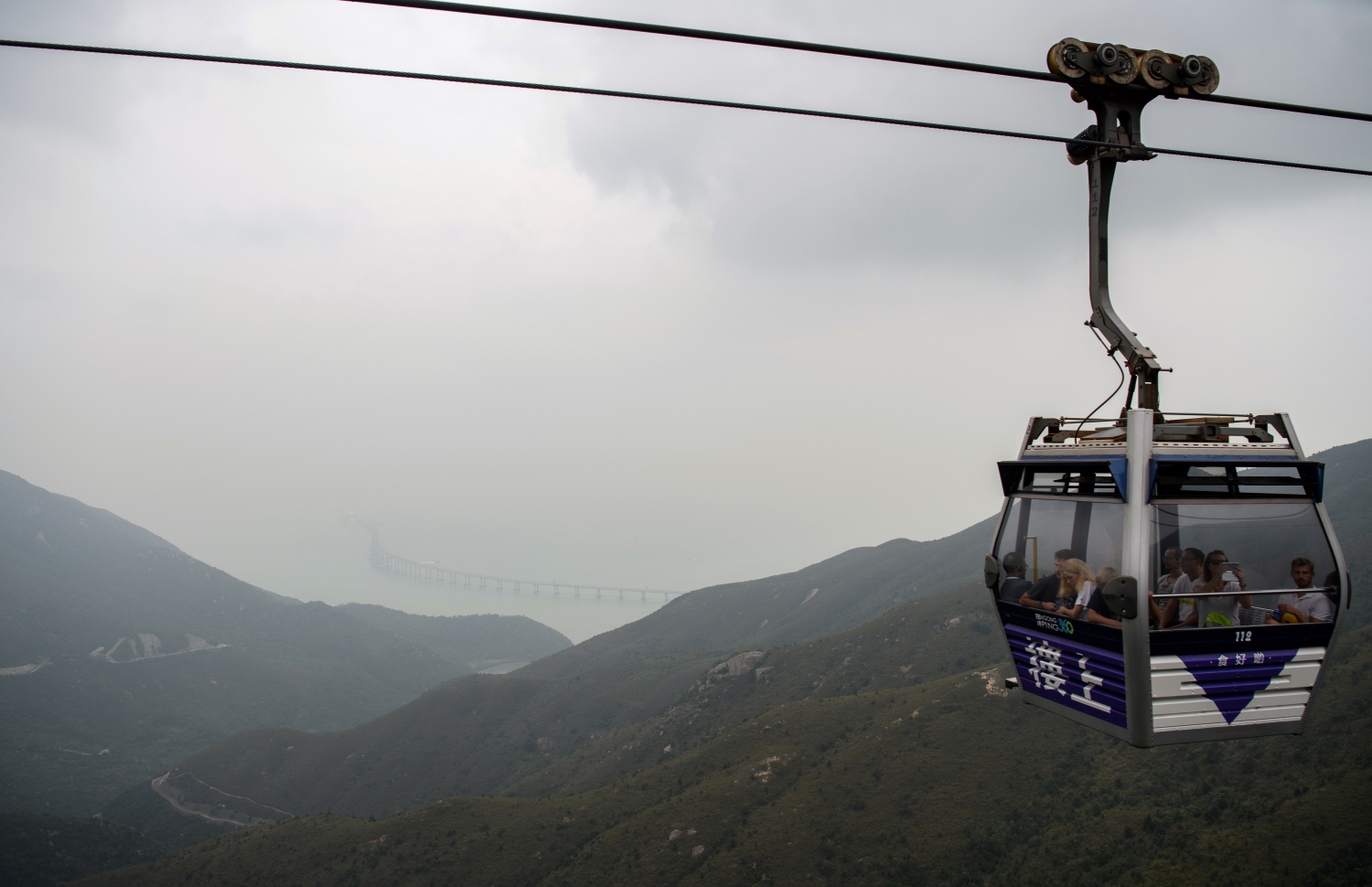 ހޮންކޮން-ޒުހައި-މަކާއޫ ބްރިޖް ފެންނަ ސަރަހައްދުން ޓޫރިސްޓުން ކޭބަލް ކާރު ދުއްވަނީ. --ފޮޓޯ:އޭއެފްޕީ