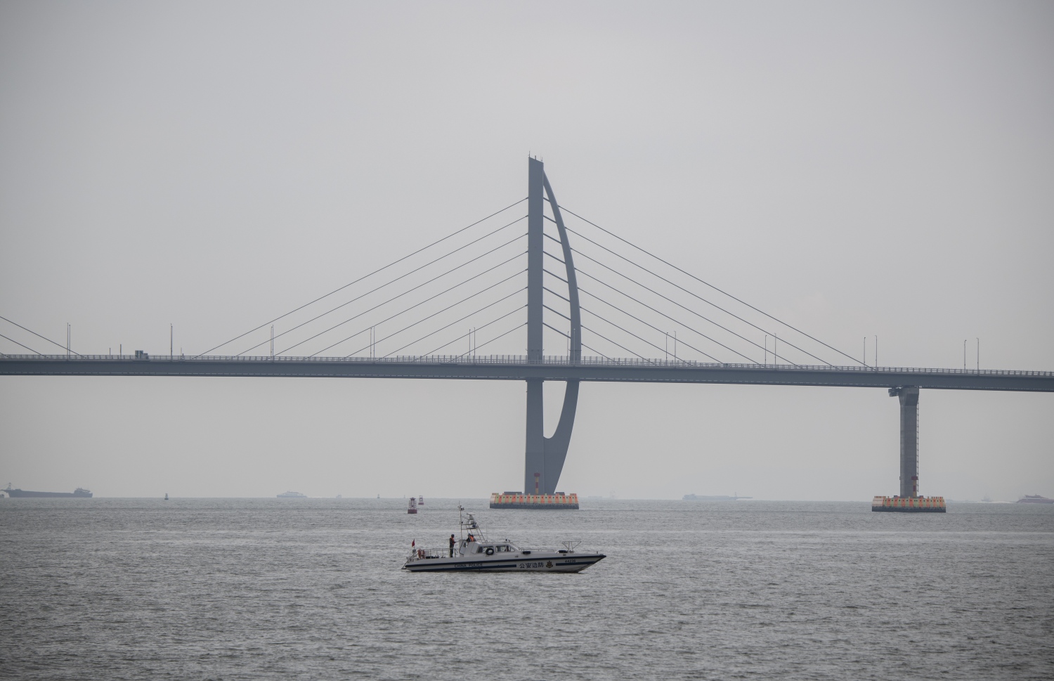 ހޮންކޮން-ޒުހައި-މަކާއޫ ބްރިޖް ކައިރީ ޗައިނާގެ ޕޮލިސް ޕެޓްރޯލް ބޯޓެއް ހަރަކާތްތެރި ވަނީ. --ފޮޓޯ:އޭއެފްޕީ