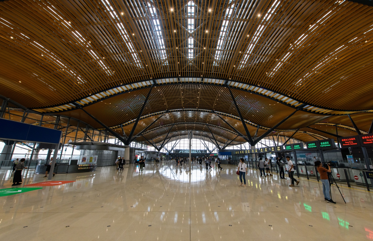 ހޮންކޮން-ޒުހައި-މަކާއޫ ބްރިޖުން ދަތުރު ކުރާ އިރު ހޮންކޮންގައި ޓްރާންސިޓް ކުރާ އިމިގްރޭޝަން ހޯލް. --ފޮޓޯ:އޭއެފްޕީ