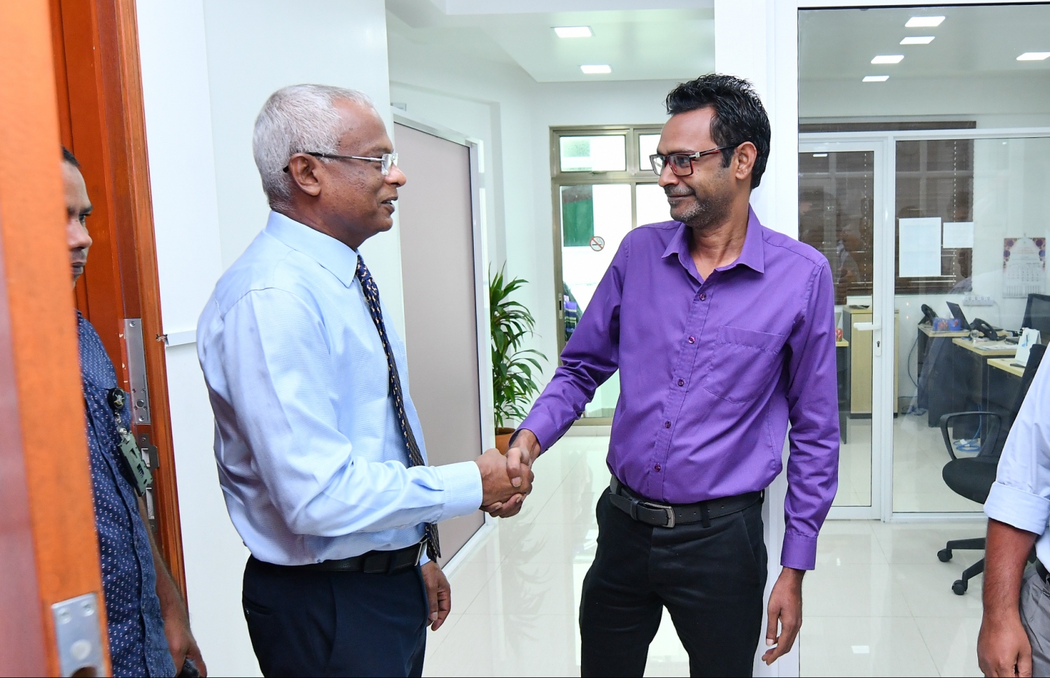 މާލެ: އޮކްޓޯބަރު 25، 2018- ރިޔާސީ އިންތިޚާބު ކާމިޔާބު ކުރެއްވި އިބްރާހިމް މުހައްމަދު ސޯލިހް (އިބޫ) "މިހާރު" އަށް ކުރެއްވި ޒިޔާރަތުގައި "މިހާރު"ގެ އެޑިޓަރު އިސްމާއިލް ނަސީރު އާއި ސަލާމްކުރައްވަނީ.---ފޮޓޯ: ހުސައިން ވަހީދު/މިހާރު