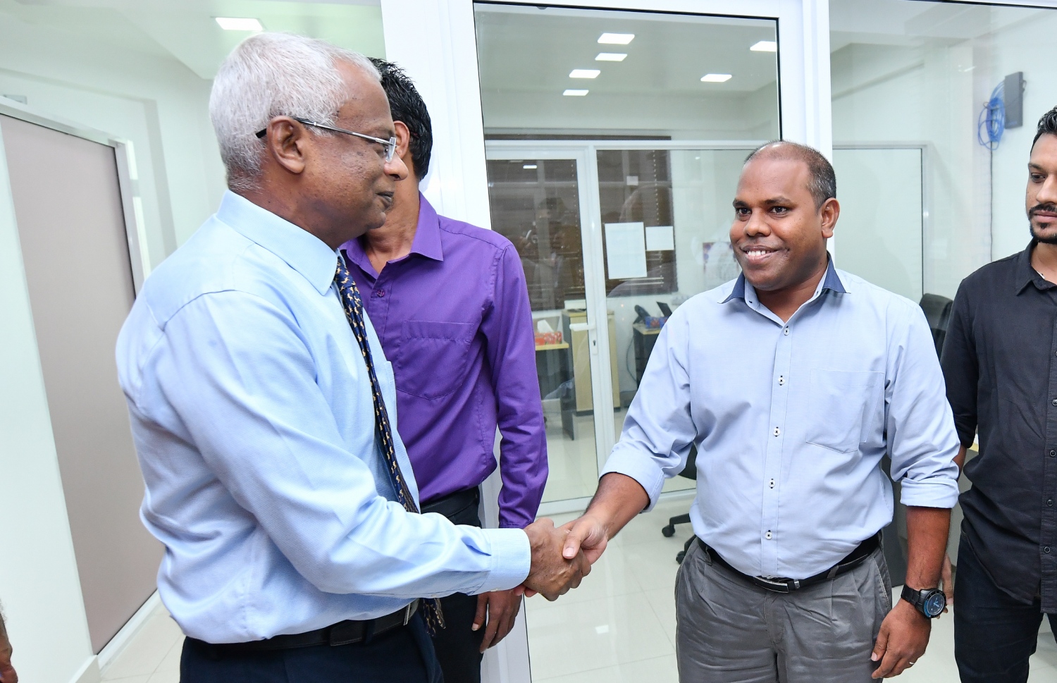 މާލެ: އޮކްޓޯބަރު 25، 2018- ރިޔާސީ އިންތިޚާބު ކާމިޔާބު ކުރެއްވި އިބްރާހިމް މުހައްމަދު ސޯލިހް (އިބޫ) "މިހާރު" އަށް ކުރެއްވި ޒިޔާރަތުގައި "މިހާރު"ގެ އެޑިޓަރު އަހުމަދު ހަމްދޫން އާއި ސަލާމްކުރައްވަނީ.---ފޮޓޯ: ހުސައިން ވަހީދު/މިހާރު