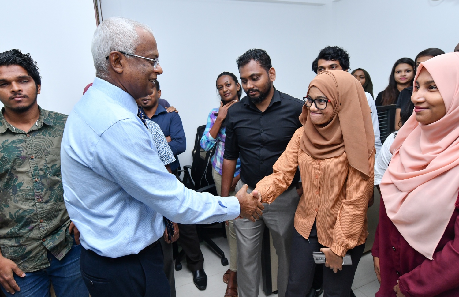 މާލެ: އޮކްޓޯބަރު 25، 2018- ރިޔާސީ އިންތިޚާބު ކާމިޔާބު ކުރެއްވި އިބްރާހިމް މުހައްމަދު ސޯލިހް (އިބޫ) "މިހާރު" އަށް ކުރެއްވި ޒިޔާރަތުގައި "މިހާރު"ގެ ނޫސްވެރިޔަކާ ސަލާމްކުރައްވަނީ.---ފޮޓޯ: ހުސައިން ވަހީދު/މިހާރު