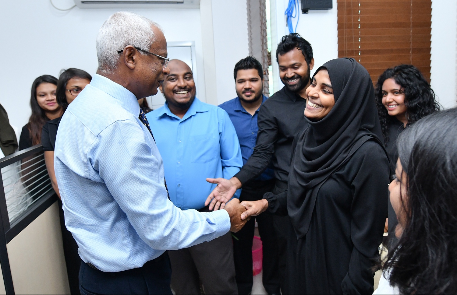 މާލެ: އޮކްޓޯބަރު 25، 2018- ރިޔާސީ އިންތިޚާބު ކާމިޔާބު ކުރެއްވި އިބްރާހިމް މުހައްމަދު ސޯލިހް (އިބޫ) "މިހާރު" އަށް ކުރެއްވި ޒިޔާރަތުގައި "މިހާރު"ގެ މުވައްޒަފަކާ ސަލާމްކުރައްވަނީ.---ފޮޓޯ: ހުސައިން ވަހީދު/މިހާރު