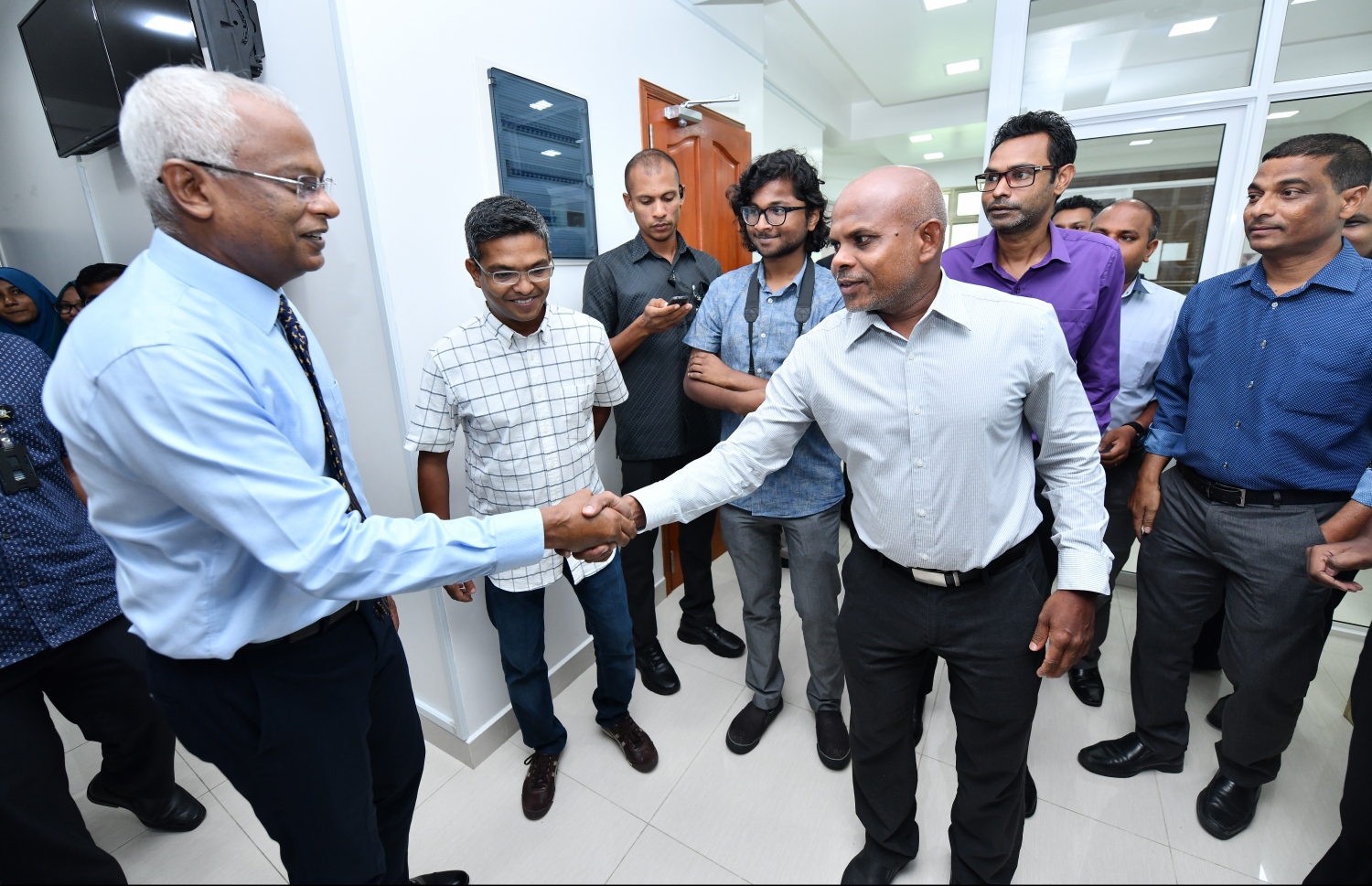 މާލެ: އޮކްޓޯބަރު 25، 2018- ރިޔާސީ އިންތިޚާބު ކާމިޔާބު ކުރެއްވި އިބްރާހިމް މުހައްމަދު ސޯލިހް (އިބޫ) "މިހާރު" އަށް ކުރެއްވި ޒިޔާރަތުގައި "މިހާރު"ގެ އެޑިޓަރު މޫސާ ލަތީފް އާއި ސަލާމްކުރައްވަނީ.---ފޮޓޯ: ހުސައިން ވަހީދު/މިހާރު