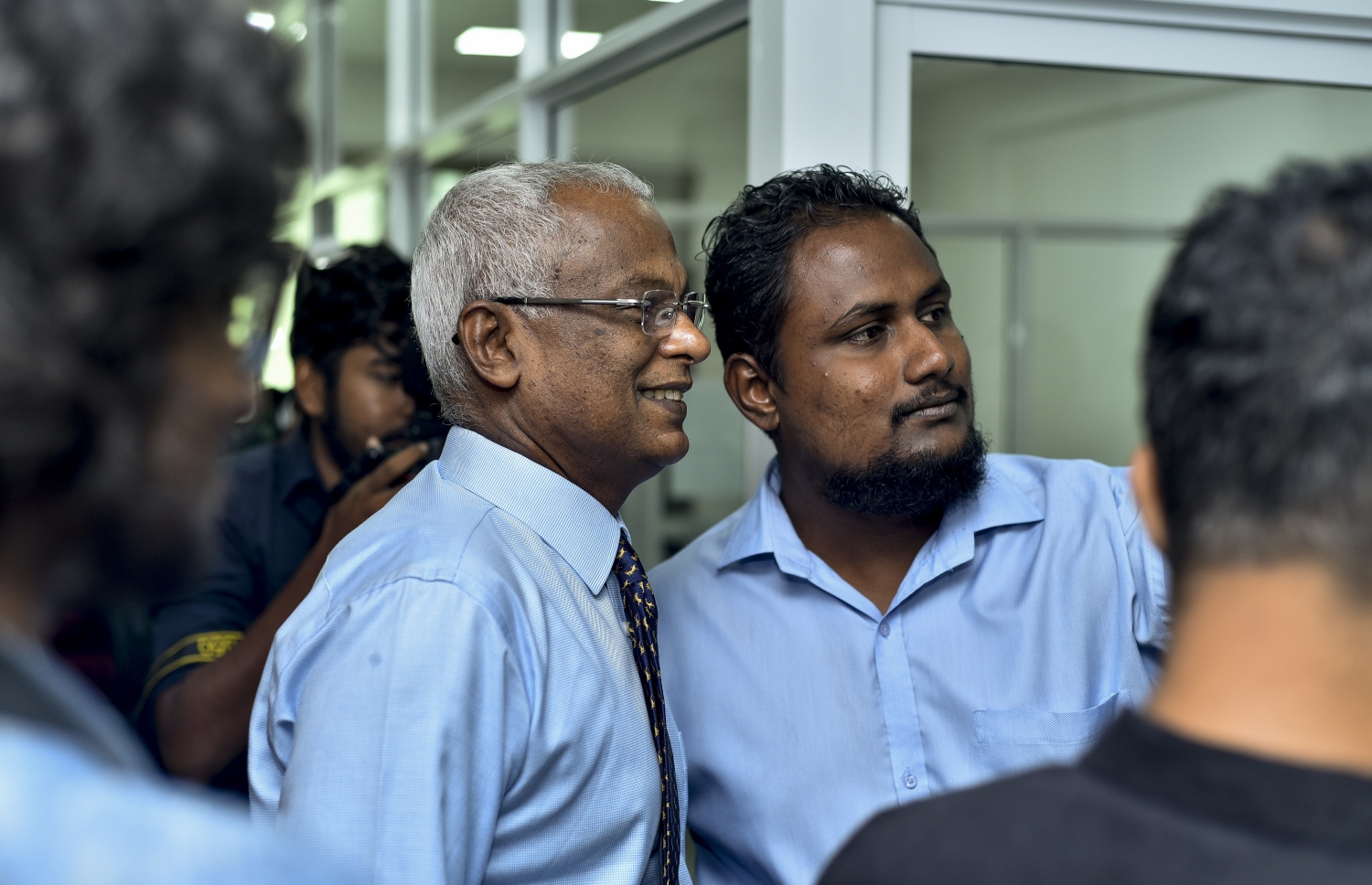 މާލެ: އޮކްޓޯބަރު 25، 2018- ރިޔާސީ އިންތިޚާބު ކާމިޔާބު ކުރެއްވި އިބްރާހިމް މުހައްމަދު ސޯލިހް (އިބޫ) "މިހާރު" އަށް ކުރެއްވި ޒިޔާރަތުގައި "މިހާރު"ގެ ނޫސްވެރިއަކާއެކު ސެލްފީއެއް ނަންގަވަނީ.---ފޮޓޯ: އަހުމަދު ނިޝާތު/މިހާރު