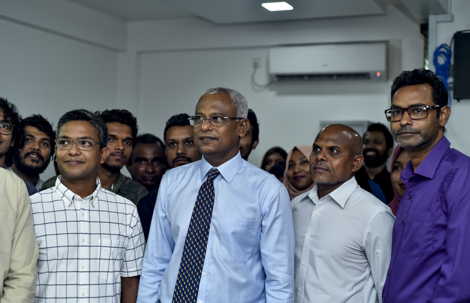 މާލެ: އޮކްޓޯބަރު 25، 2018- ރިޔާސީ އިންތިޚާބު ކާމިޔާބު ކުރެއްވި އިބްރާހިމް މުހައްމަދު ސޯލިހް (އިބޫ) "މިހާރު" އަށް ކުރެއްވި ޒިޔާރަތުގައި "މިހާރު"ގެ މުވައްޒަފުންނާއެކު ފޮޓޯއަކަށް ހުއްޓިވަޑައިގެން.---ފޮޓޯ: އަހުމަދު ނިޝާތު/މިހާރު
