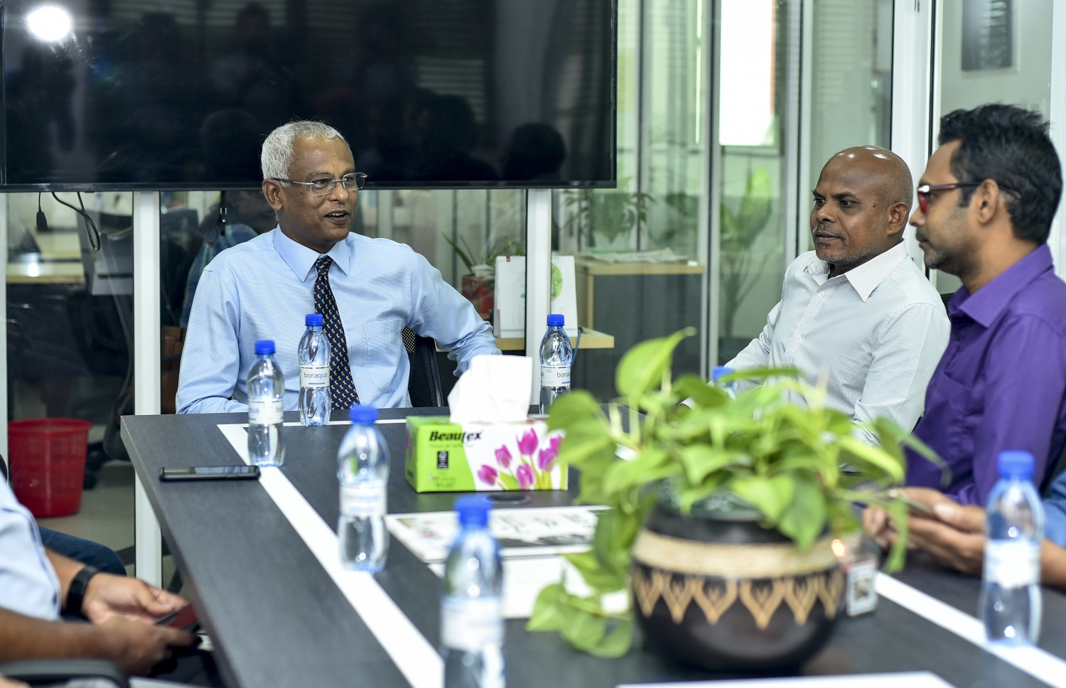 މާލެ: އޮކްޓޯބަރު 25، 2018- ރިޔާސީ އިންތިޚާބު ކާމިޔާބު ކުރެއްވި އިބްރާހިމް މުހައްމަދު ސޯލިހް (އިބޫ) "މިހާރު" އަށް ކުރެއްވި ޒިޔާރަތުގައި "މިހާރު"ގެ އެޑިޓަރުންނާ ބައްދަލުކުރައްވަނީ.---ފޮޓޯ: އަހުމަދު ނިޝާތު/މިހާރު